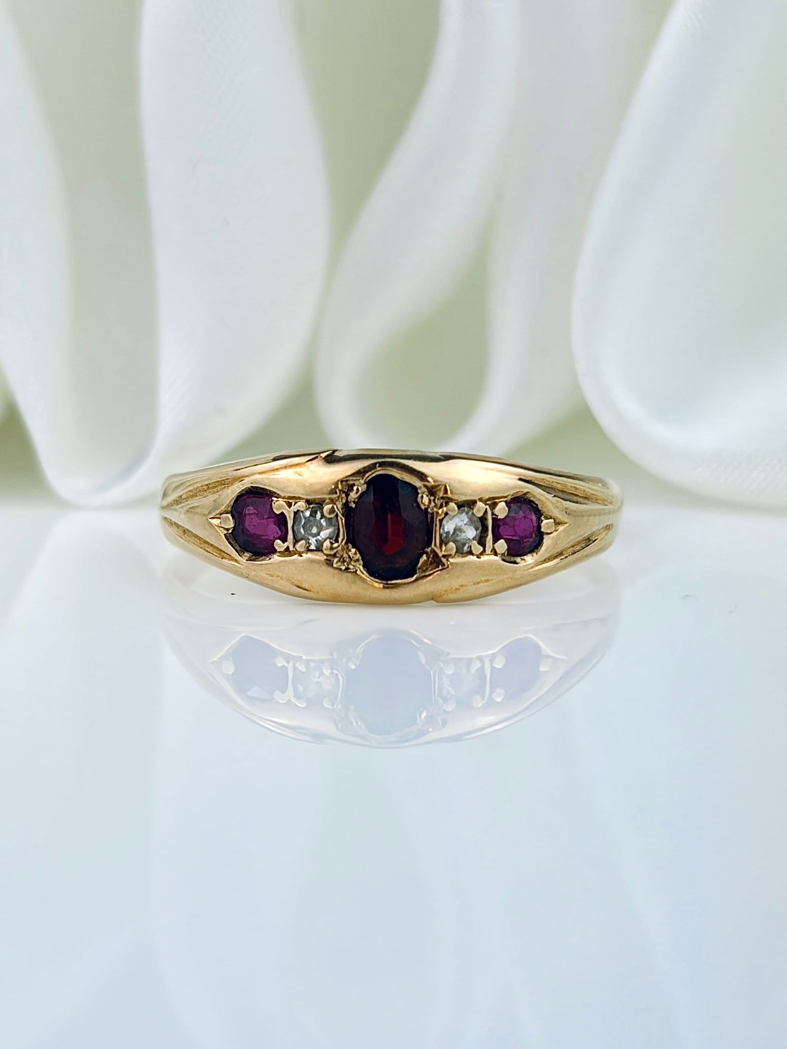 ANTIQUE 18CT YELLOW GOLD GARNET, RUBY AND DIAMOND 5 STONE RING: ANTIQUE 18CT YELLOW GOLD GARNET, RUBY AND DIAMOND 5 STONE RING Wonderful ring with a garnet centre, and ruby outers, with a faded 1906 inscription.
