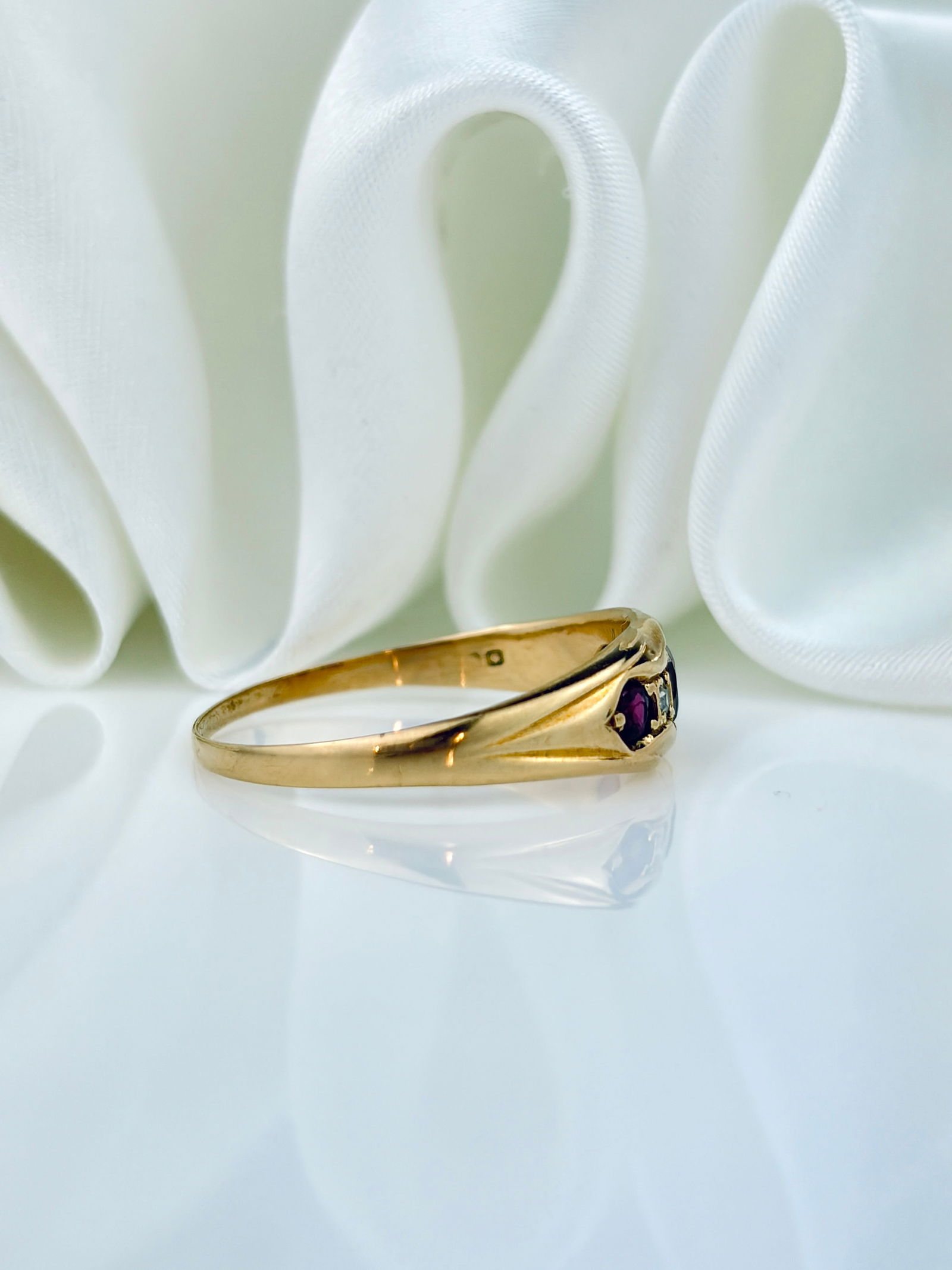 ANTIQUE 18CT YELLOW GOLD GARNET, RUBY AND DIAMOND 5 STONE RING - 2
