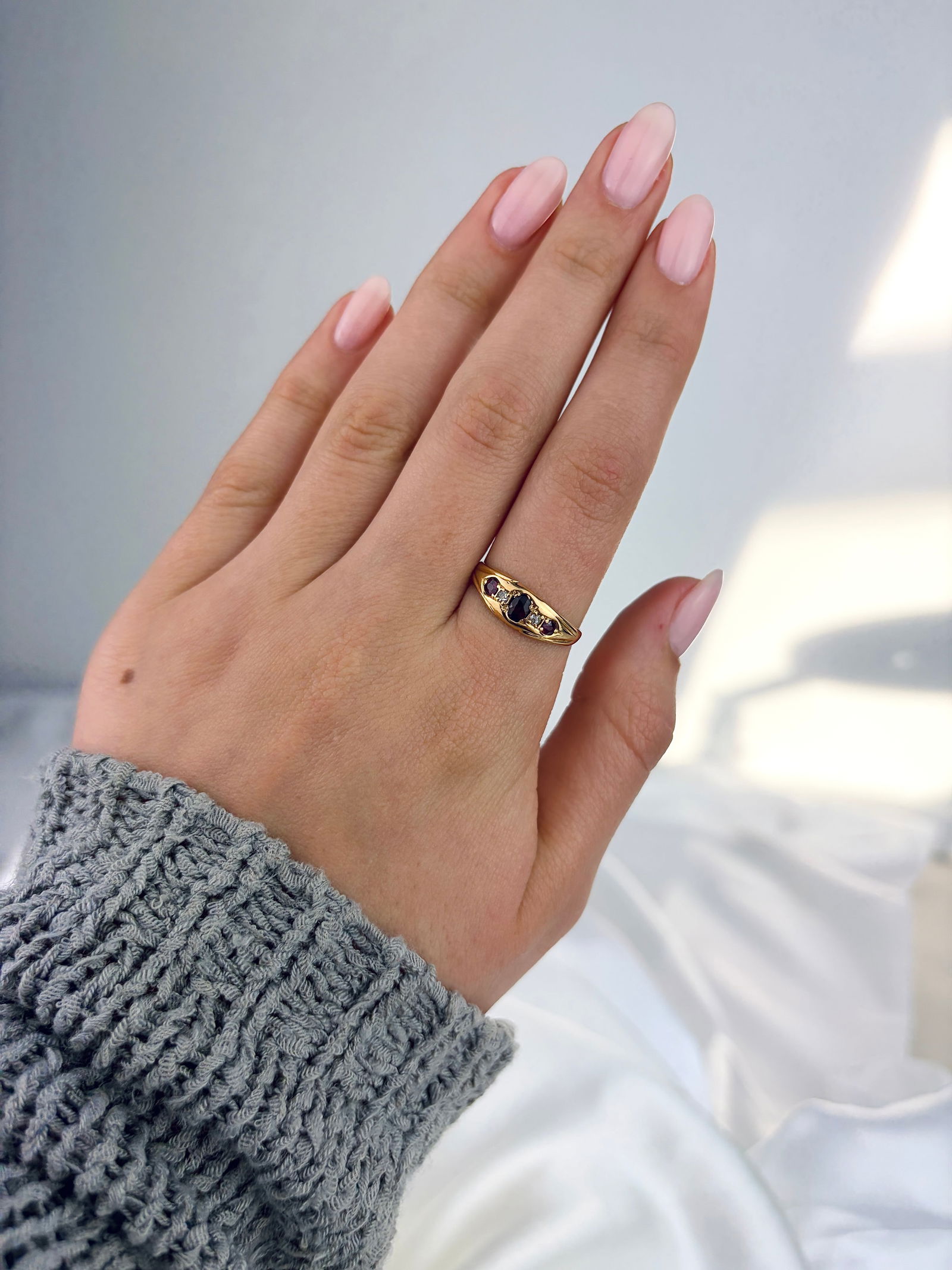 ANTIQUE 18CT YELLOW GOLD GARNET, RUBY AND DIAMOND 5 STONE RING - 7