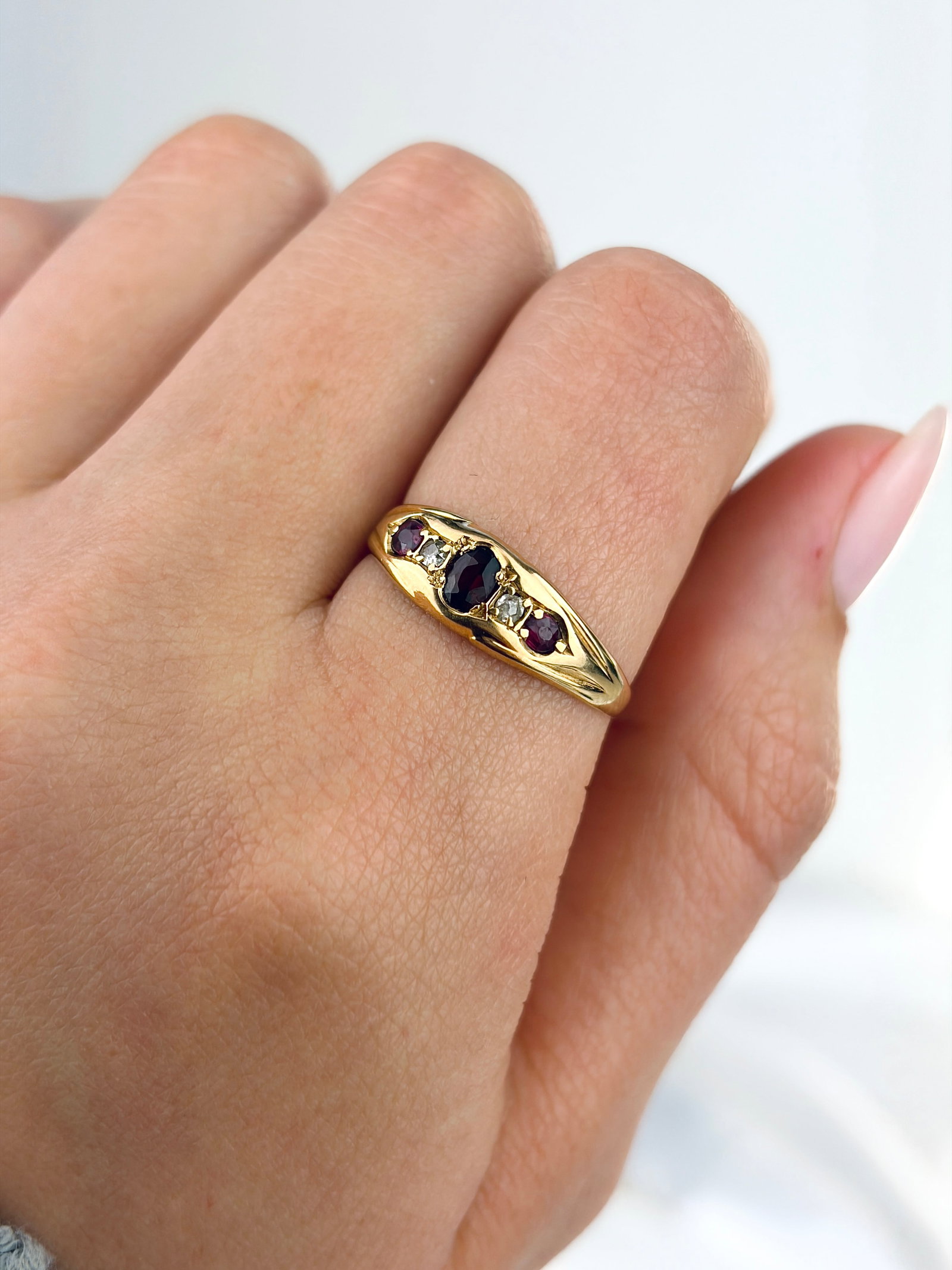 ANTIQUE 18CT YELLOW GOLD GARNET, RUBY AND DIAMOND 5 STONE RING - 8