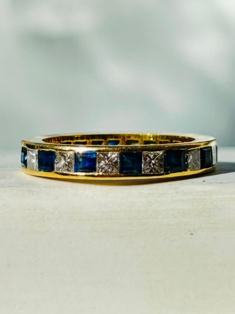 * Vintage 9 Carat Yellow Gold Sapphire and Diamond Band - 4