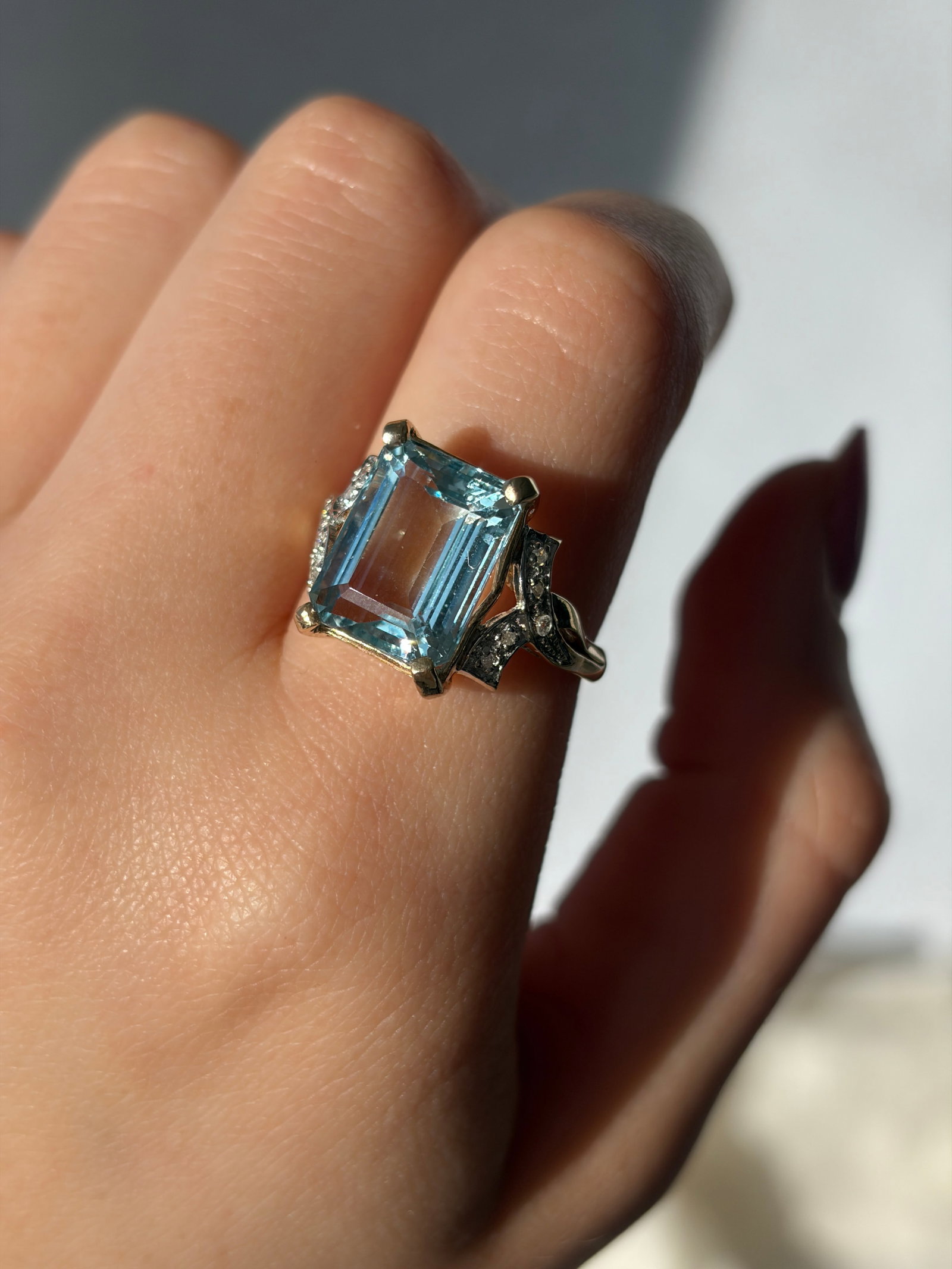 STUNNING VINTAGE 9CT YELLOW GOLD 6.25CT AQUAMARINE AND DIAMOND SHOULDER COCKTAIL RING - 3