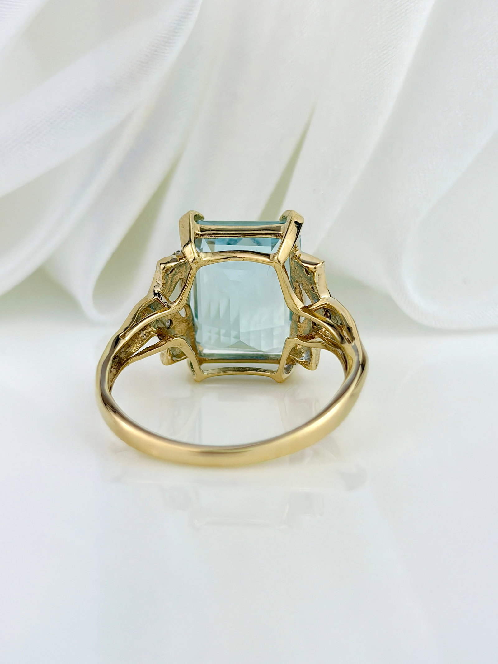 STUNNING VINTAGE 9CT YELLOW GOLD 6.25CT AQUAMARINE AND DIAMOND SHOULDER COCKTAIL RING - 6