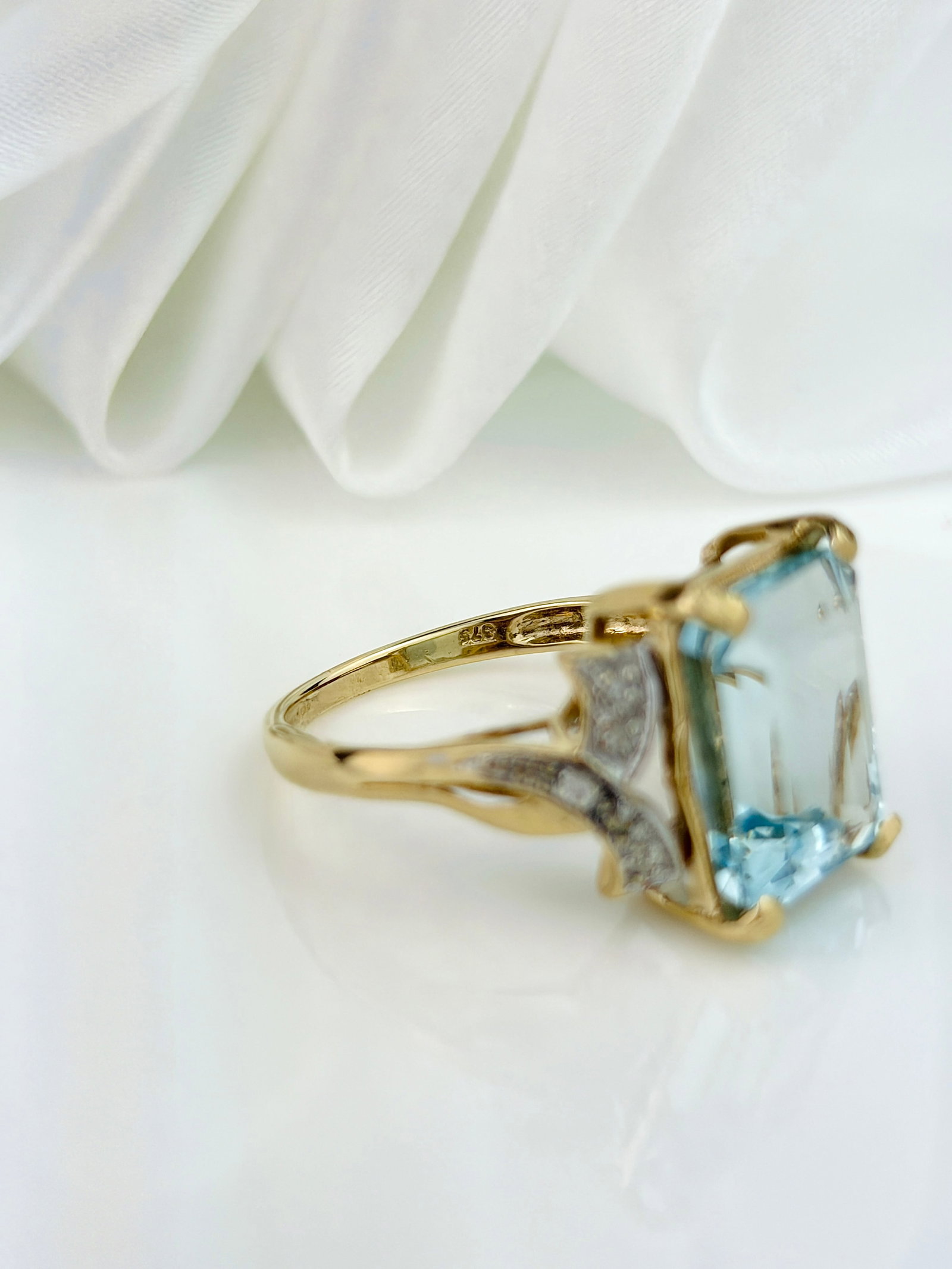 STUNNING VINTAGE 9CT YELLOW GOLD 6.25CT AQUAMARINE AND DIAMOND SHOULDER COCKTAIL RING - 7