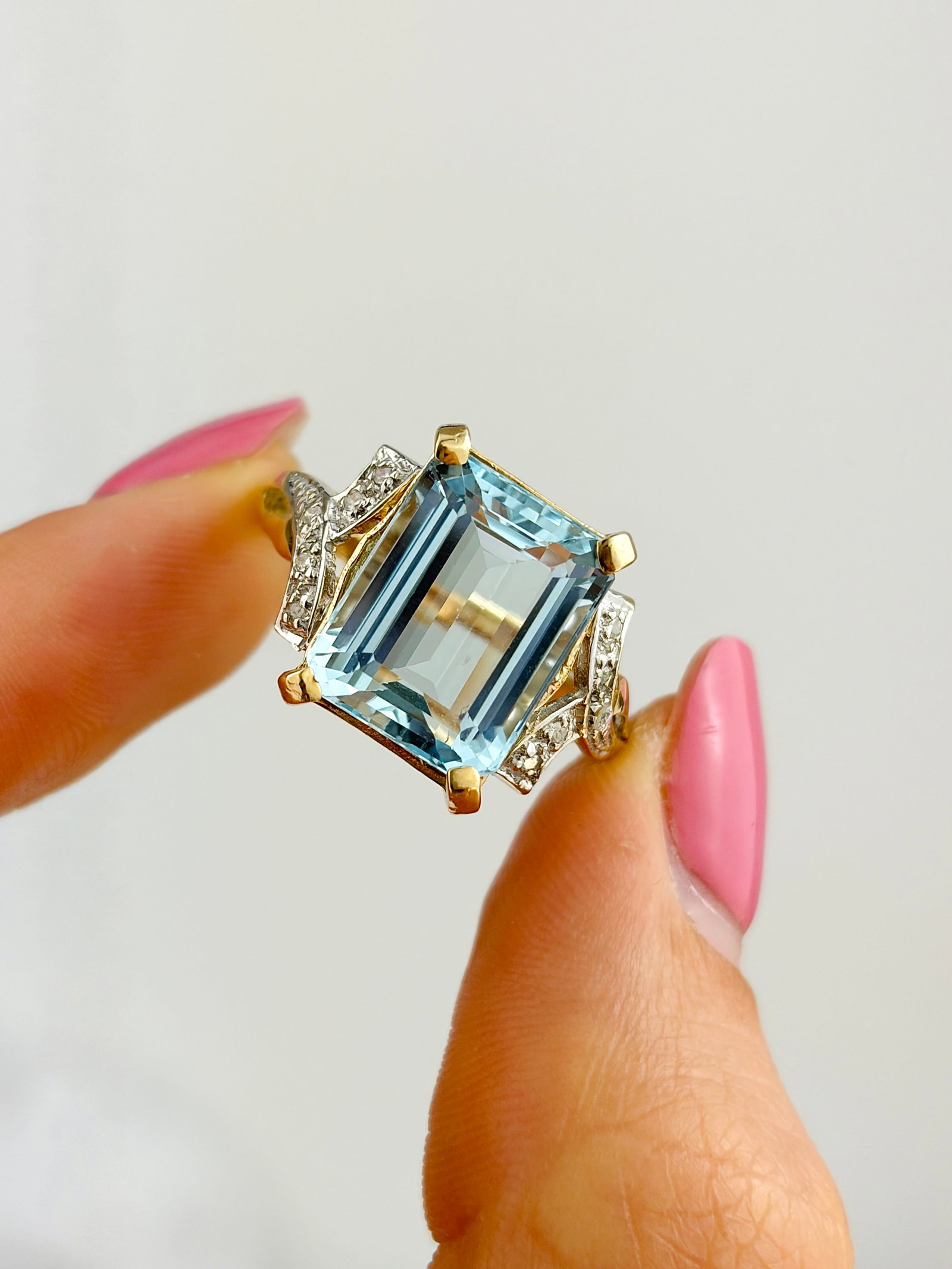 STUNNING VINTAGE 9CT YELLOW GOLD 6.25CT AQUAMARINE AND DIAMOND SHOULDER COCKTAIL RING - 8