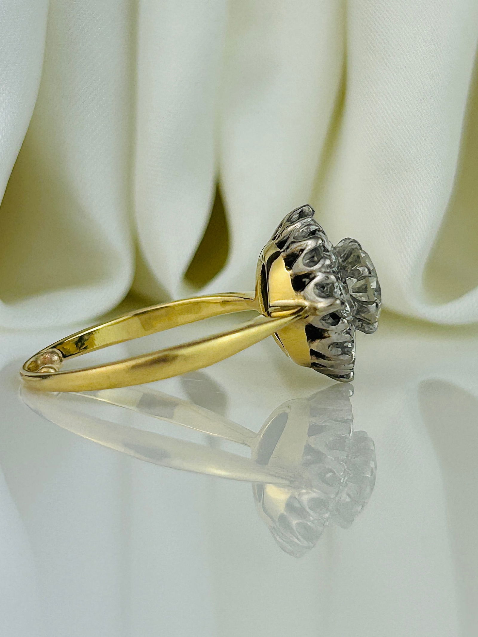 Incredible 18ct Gold and Platinum 2ct Total Diamond Cluster Ring - 2