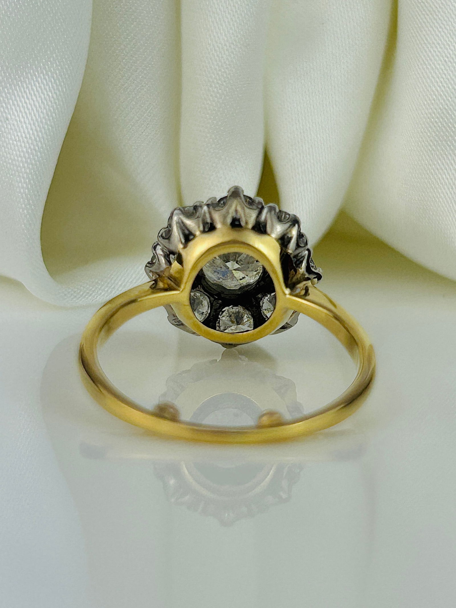 Incredible 18ct Gold and Platinum 2ct Total Diamond Cluster Ring - 3