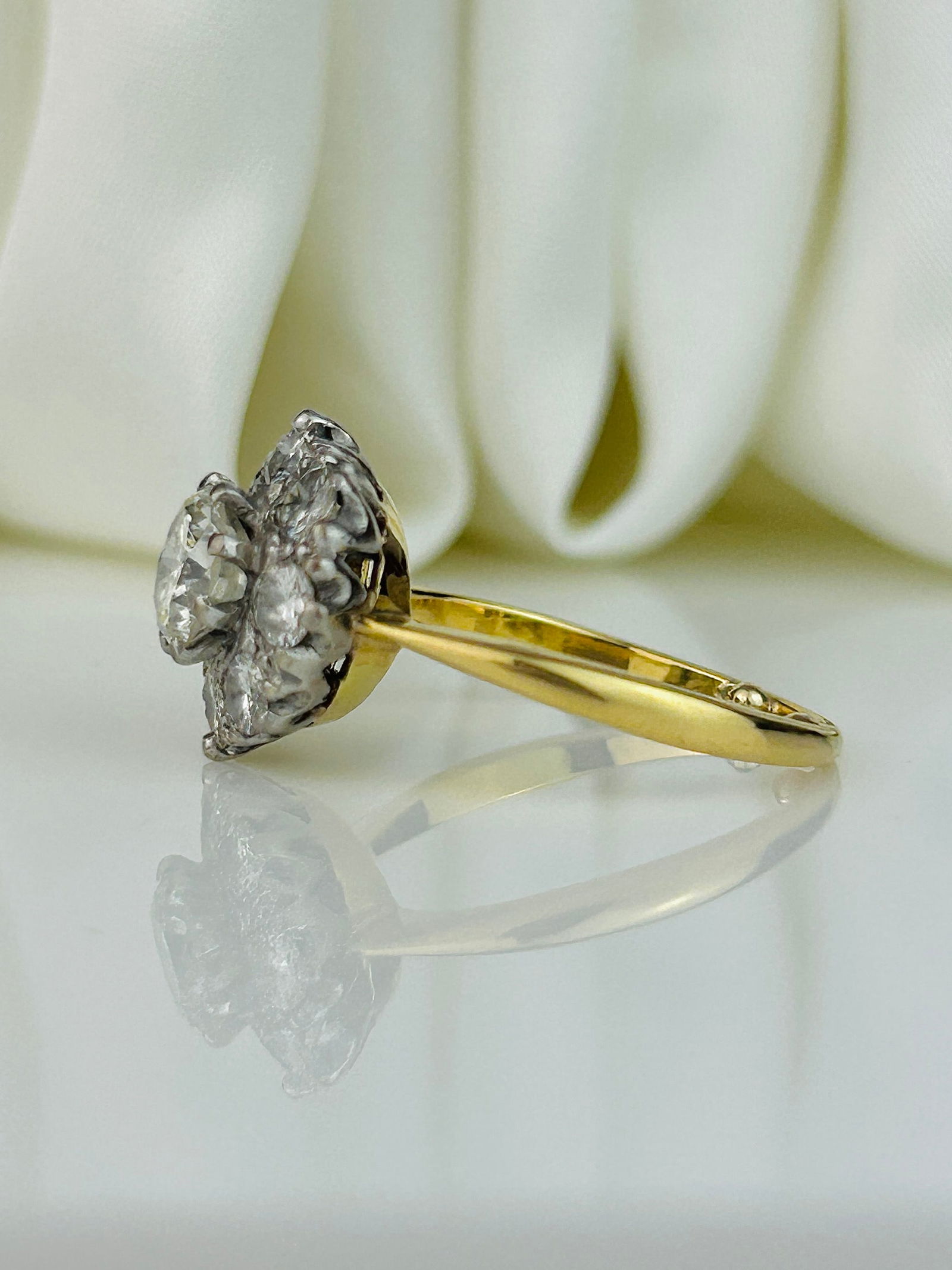 Incredible 18ct Gold and Platinum 2ct Total Diamond Cluster Ring - 4