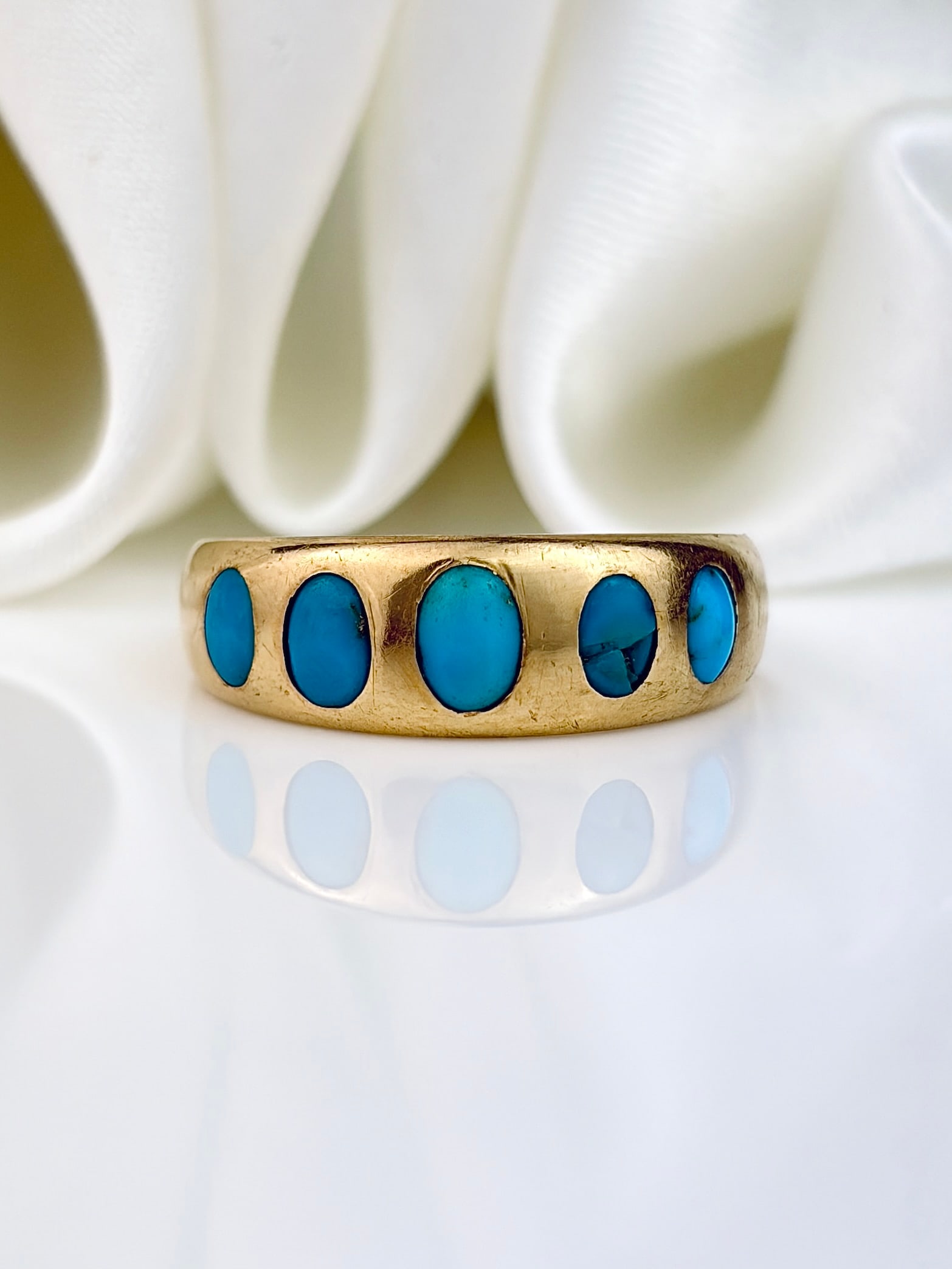 ANTIQUE 18CT YELLOW GOLD TURQUOISE 5 STONE RING: ANTIQUE 18CT YELLOW GOLD TURQUOISE 5 STONE RING Beautiful ring! Weight: 4.32g Size: UK M1/2, US 6.5, Width 6mm, height off finger 2mm Materials: 18ct gold Hallmarks: Stamped