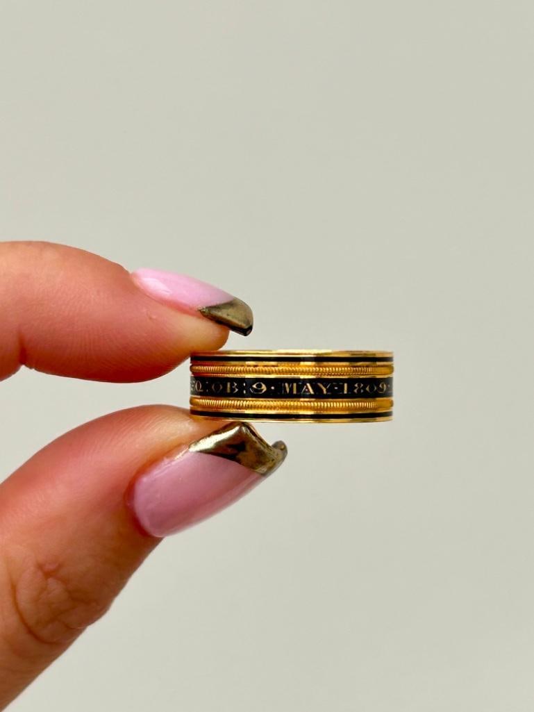 Wide Antique 18ct Yellow Gold Black Enamel Mourning Band Ring - 5