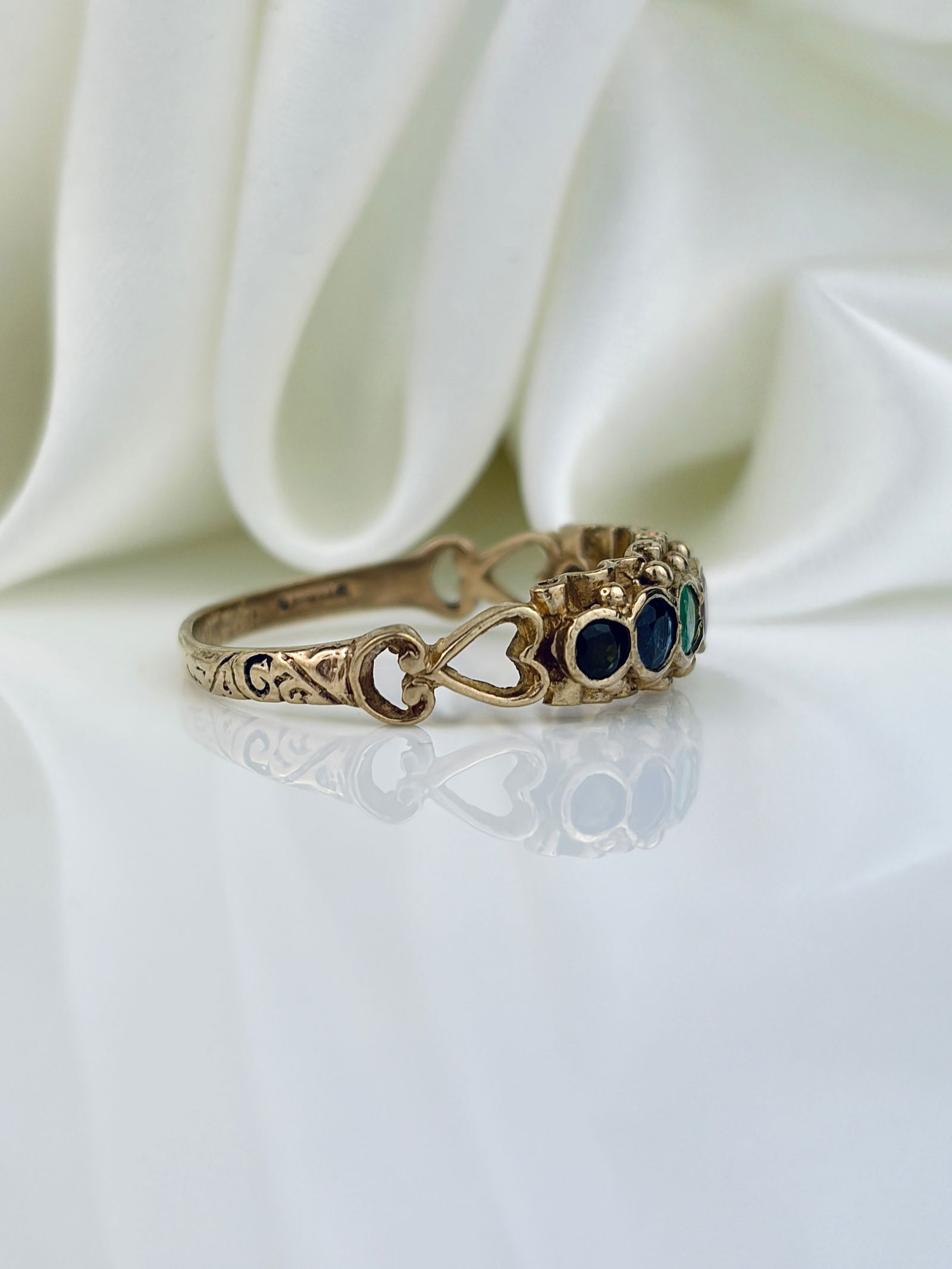 VINTAGE C.1970 'DEAREST' ACROSTIC RING IN 9CT YELLOW GOLD - 2