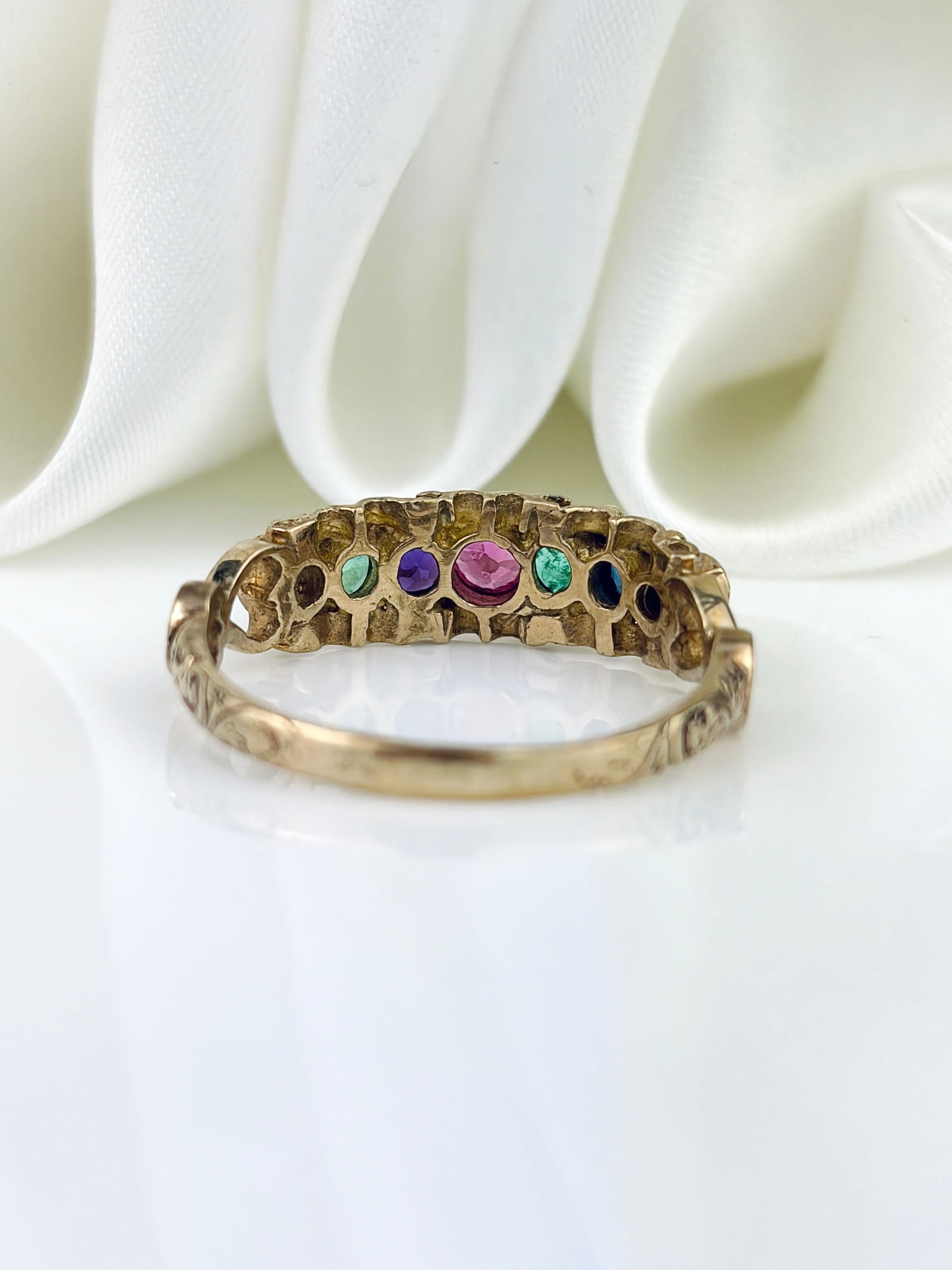 VINTAGE C.1970 'DEAREST' ACROSTIC RING IN 9CT YELLOW GOLD - 3