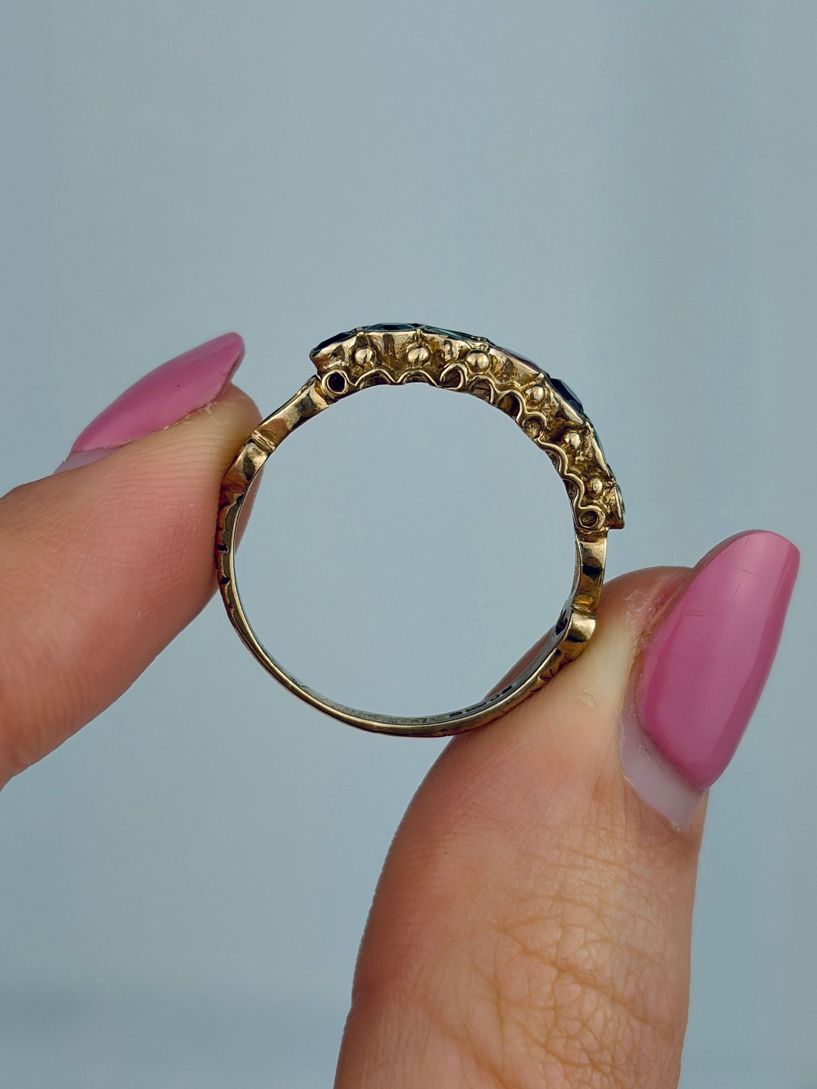 VINTAGE C.1970 'DEAREST' ACROSTIC RING IN 9CT YELLOW GOLD - 6