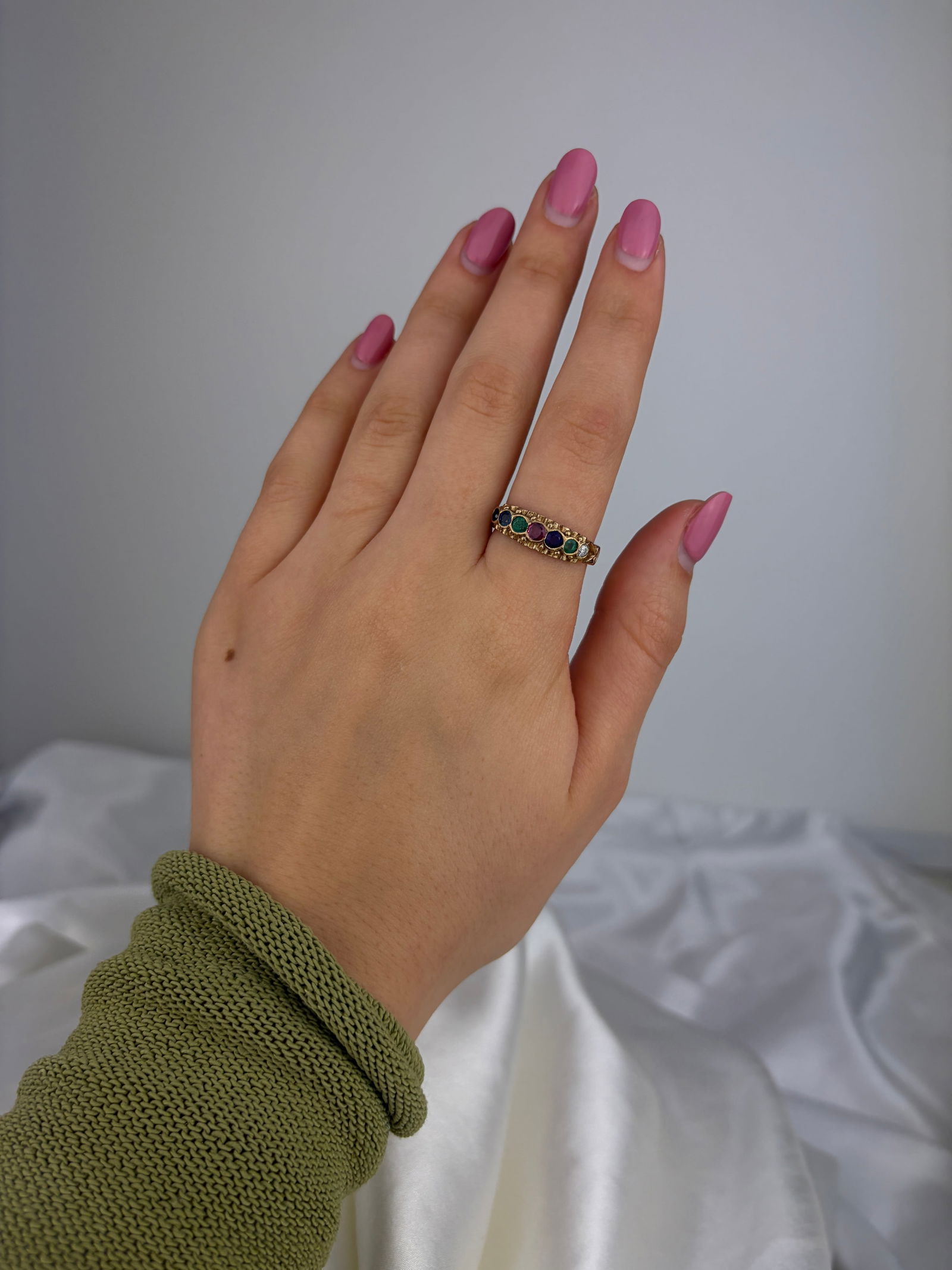 VINTAGE C.1970 'DEAREST' ACROSTIC RING IN 9CT YELLOW GOLD - 7