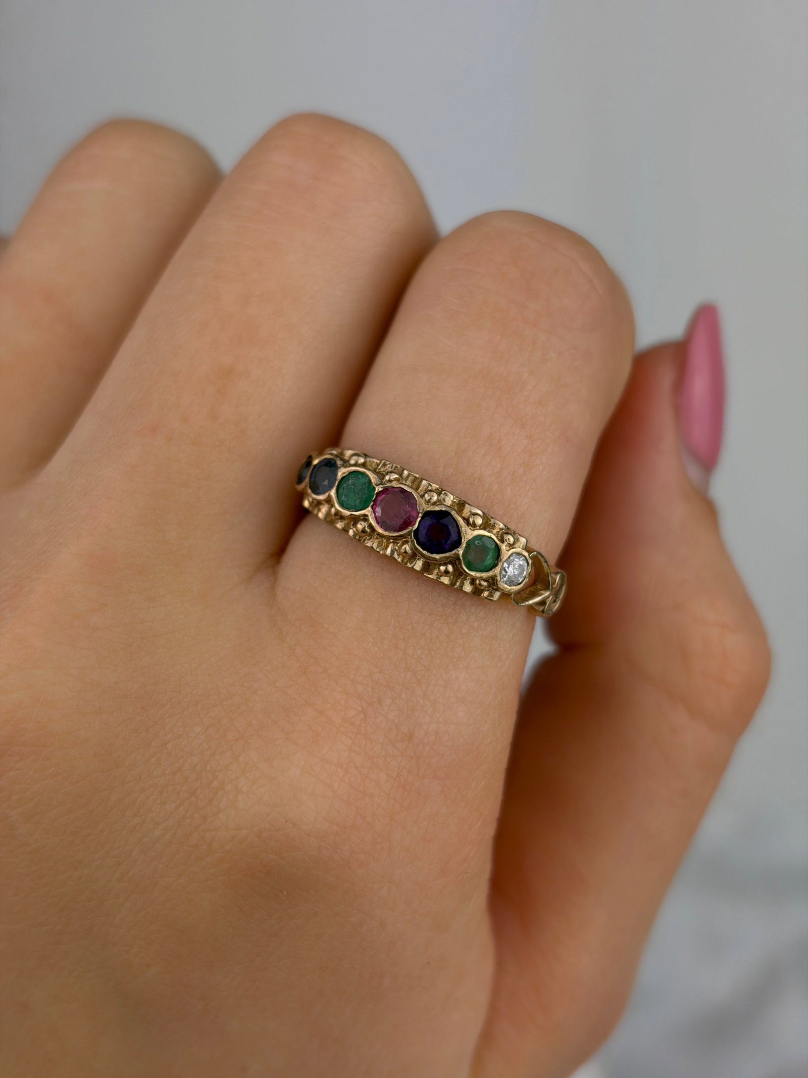 VINTAGE C.1970 'DEAREST' ACROSTIC RING IN 9CT YELLOW GOLD - 8