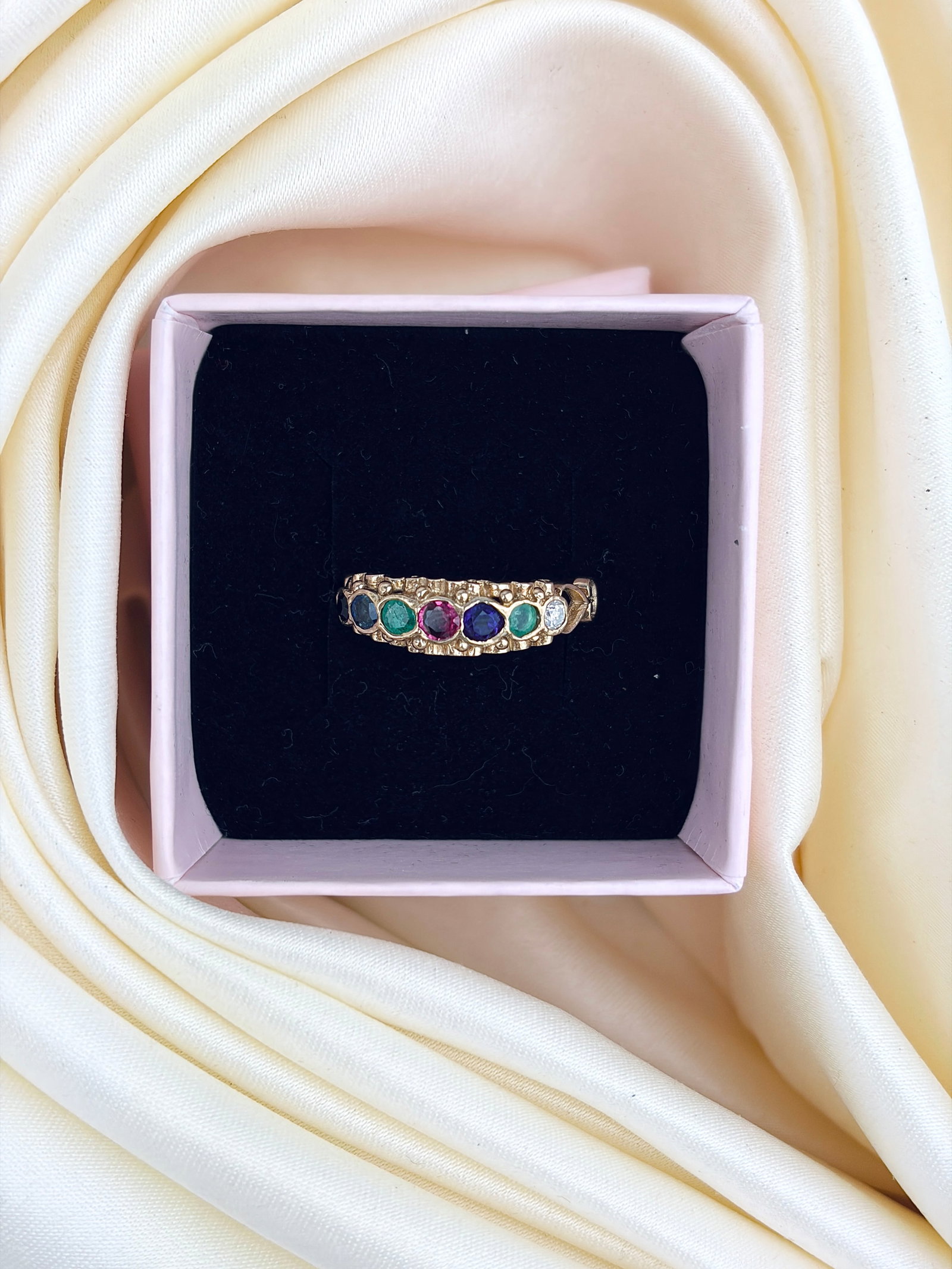 VINTAGE C.1970 'DEAREST' ACROSTIC RING IN 9CT YELLOW GOLD - 9