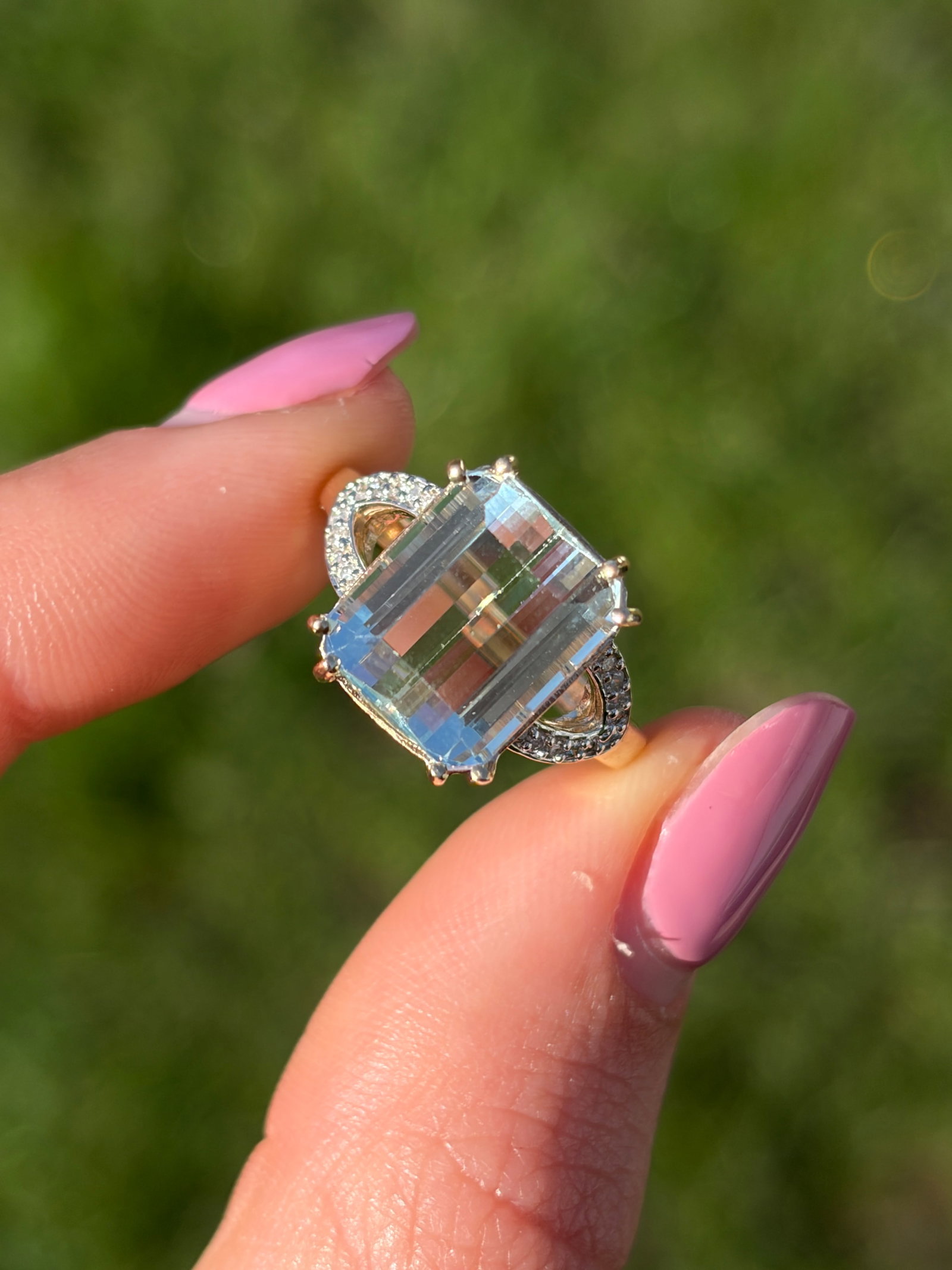 WONDERFUL 5.14CT AQUAMARINE AND DIAMOND COCKTAIL RING IN 9CT GOLD - 4