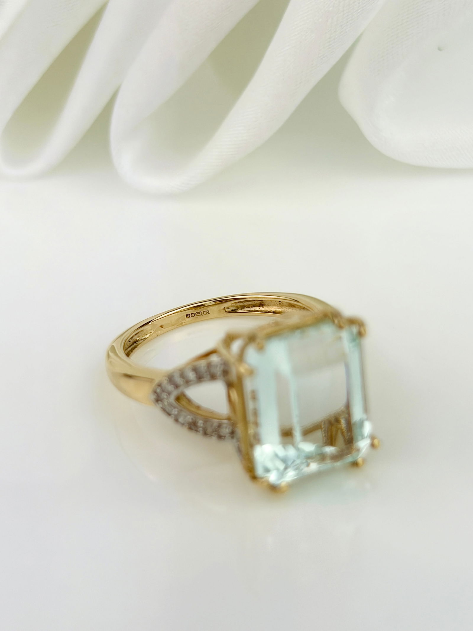WONDERFUL 5.14CT AQUAMARINE AND DIAMOND COCKTAIL RING IN 9CT GOLD - 7