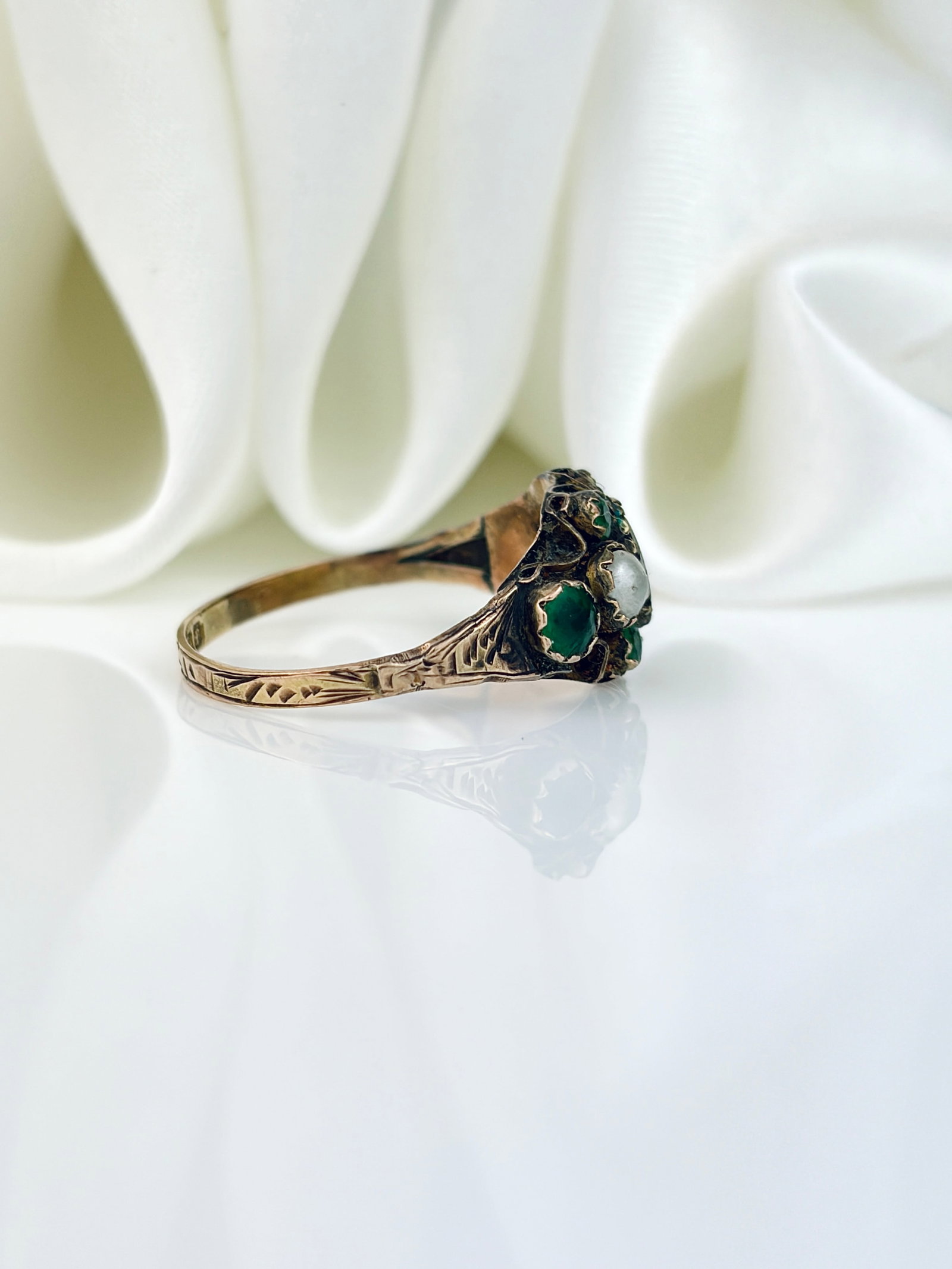 ANTIQUE 9CT GOLD PEARL AND GREEN AND PURPLE PASTE RING - 2