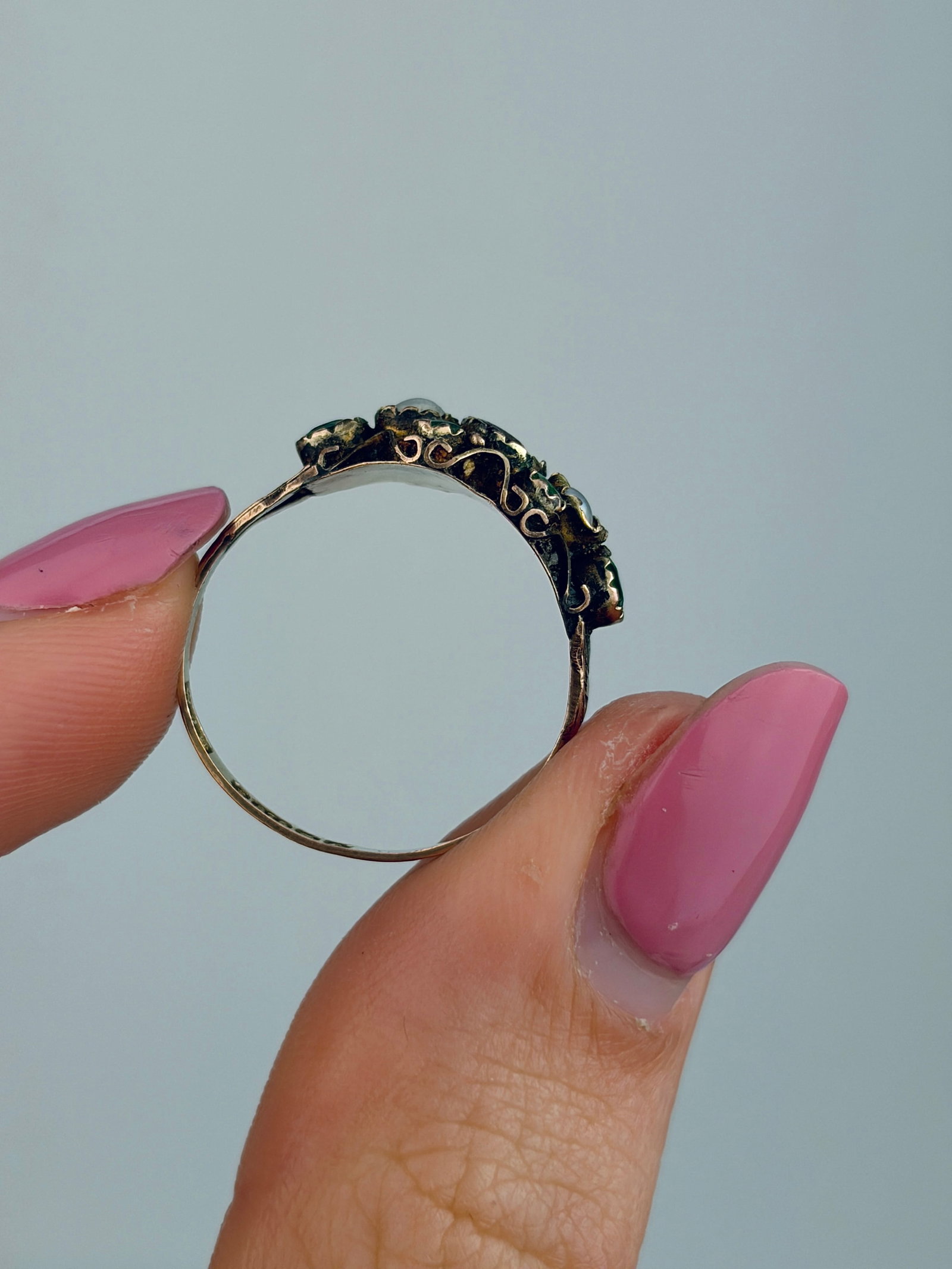 ANTIQUE 9CT GOLD PEARL AND GREEN AND PURPLE PASTE RING - 6