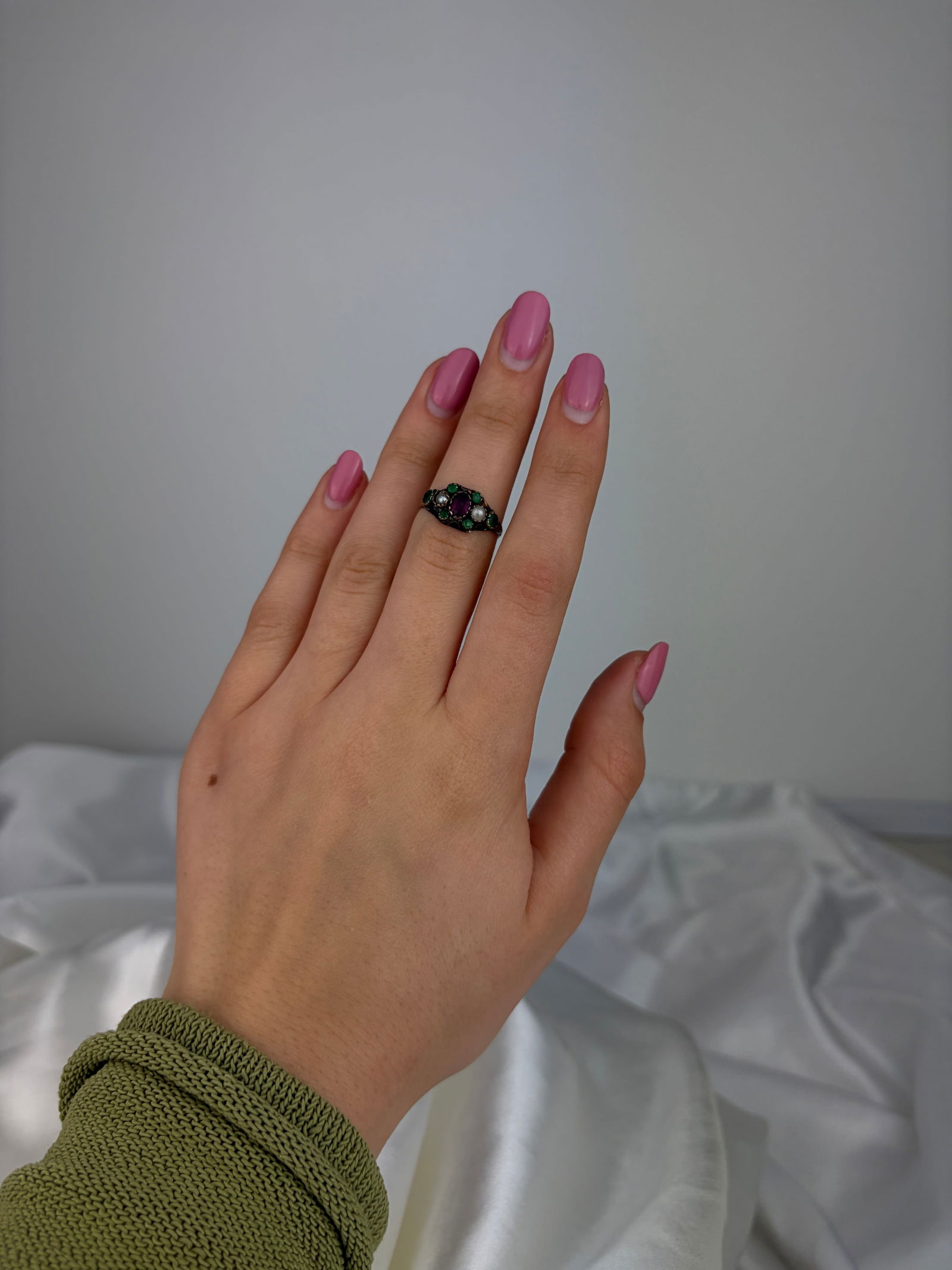 ANTIQUE 9CT GOLD PEARL AND GREEN AND PURPLE PASTE RING - 7
