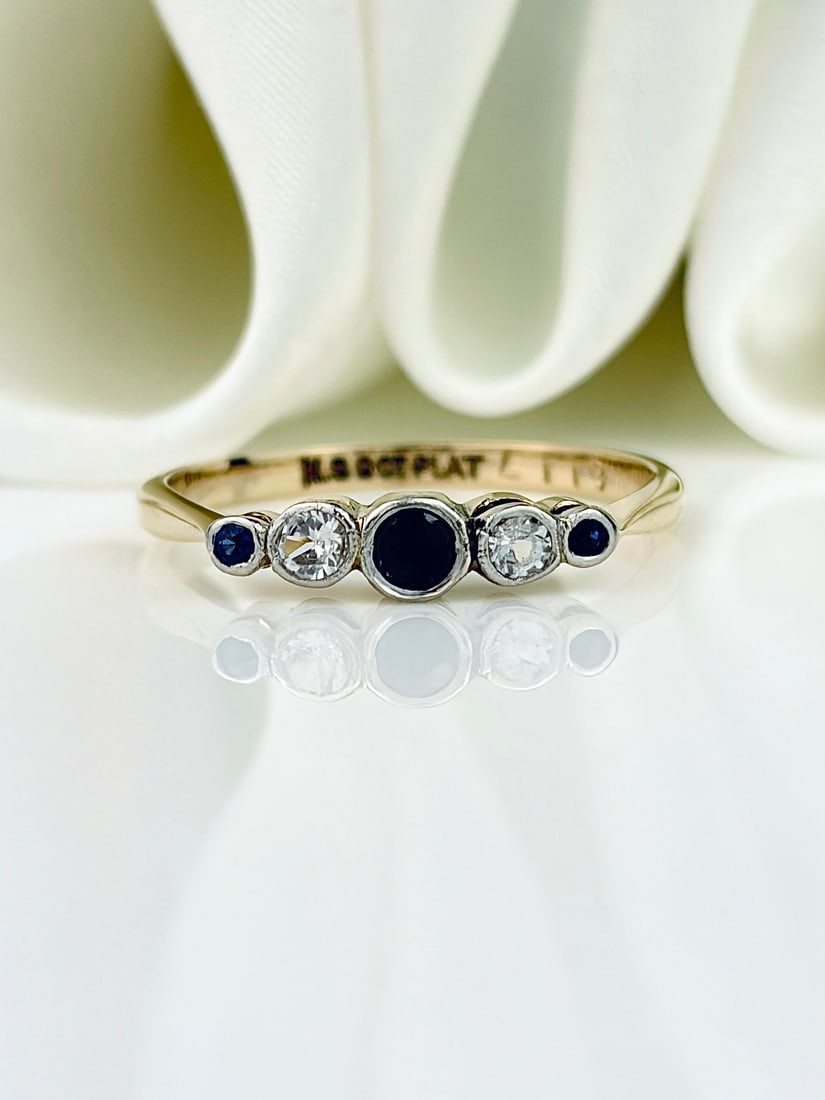 VINTAGE 9CT GOLD AND PLATINUM BEZEL SET SAPPHIRE AND DIAMOND 5 STONE RING: VINTAGE 9CT GOLD AND PLATINUM BEZEL SET SAPPHIRE AND DIAMOND 5 STONE RING Beautiful sapphire and diamond ring! Weight: 1.5g Size: UK M1/2, US 6.75, Width 3mm, height off finger