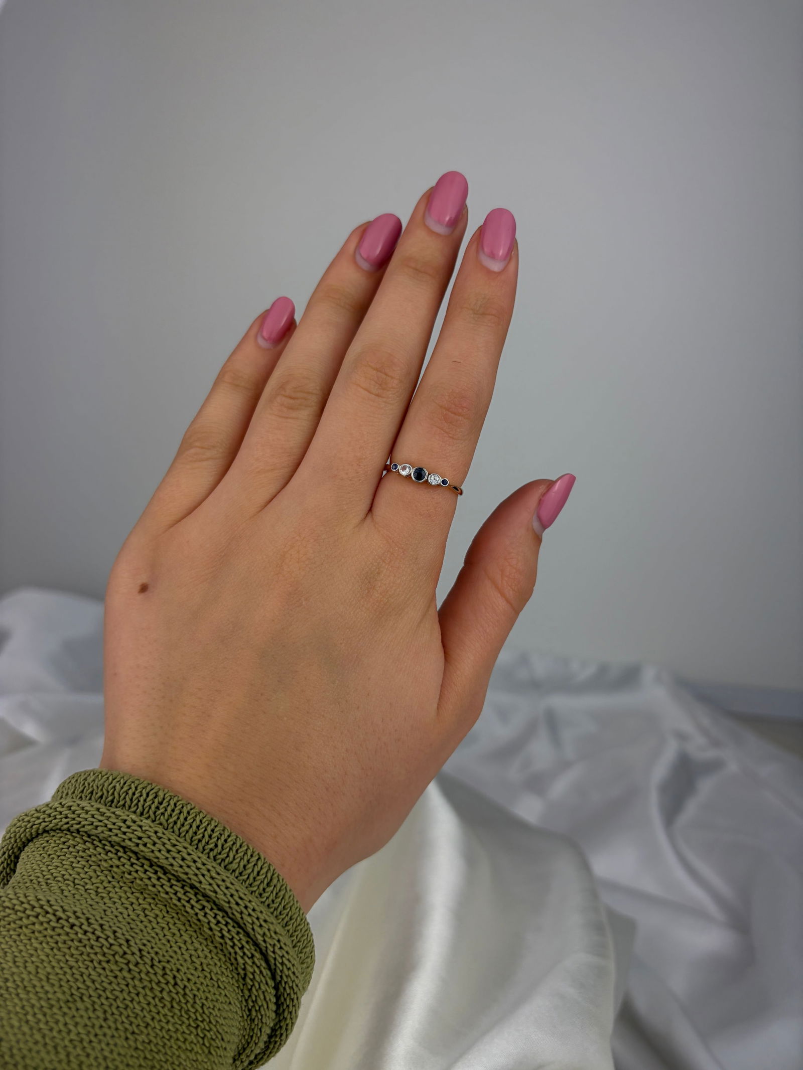 VINTAGE 9CT GOLD AND PLATINUM BEZEL SET SAPPHIRE AND DIAMOND 5 STONE RING - 7