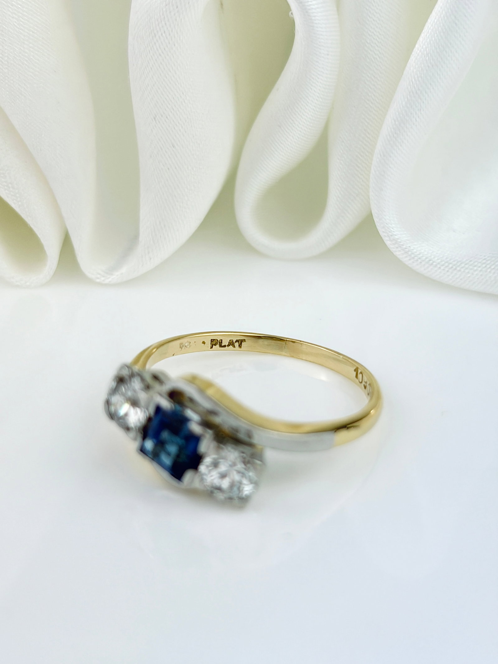 VINTAGE 18CT GOLD AND PLATINUM SAPPHIRE AND DIAMOND 3 STONE TWIST RING - 4