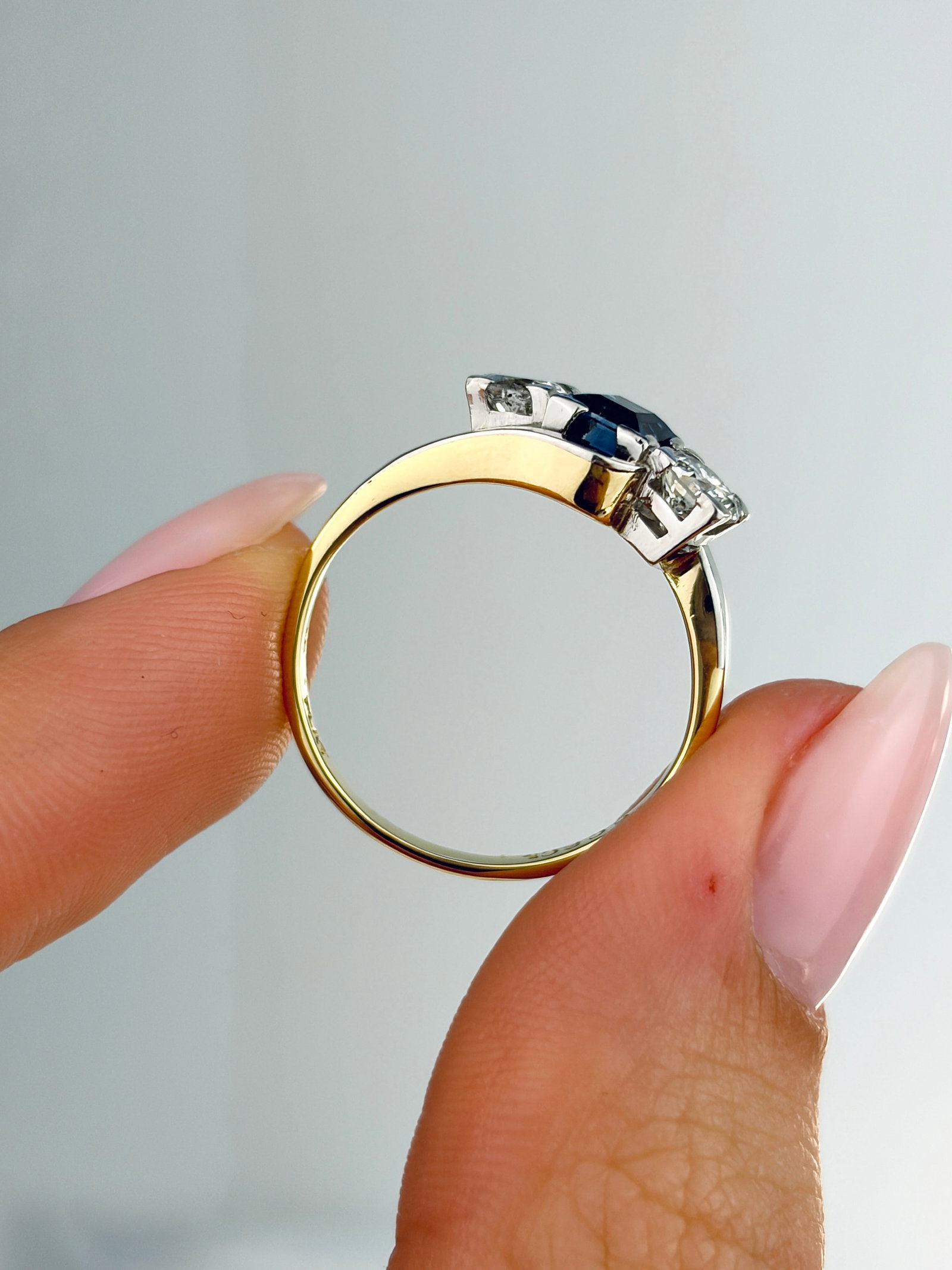 VINTAGE 18CT GOLD AND PLATINUM SAPPHIRE AND DIAMOND 3 STONE TWIST RING - 7