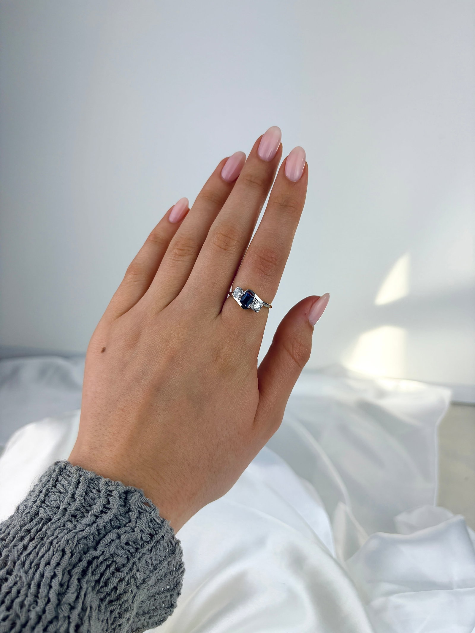 VINTAGE 18CT GOLD AND PLATINUM SAPPHIRE AND DIAMOND 3 STONE TWIST RING - 8