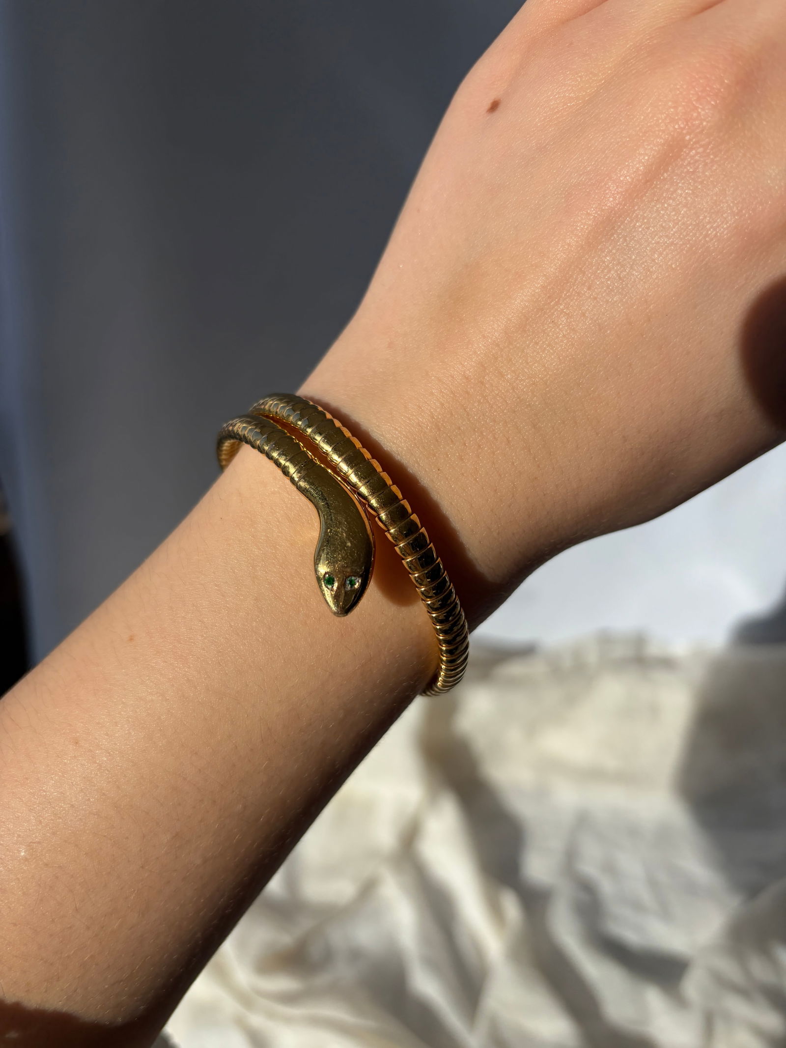 VINTAGE 9CT YELLOW GOLD COILED SNAKE BANGLE BRACELET WITH GREEN PASTE EYES - 2
