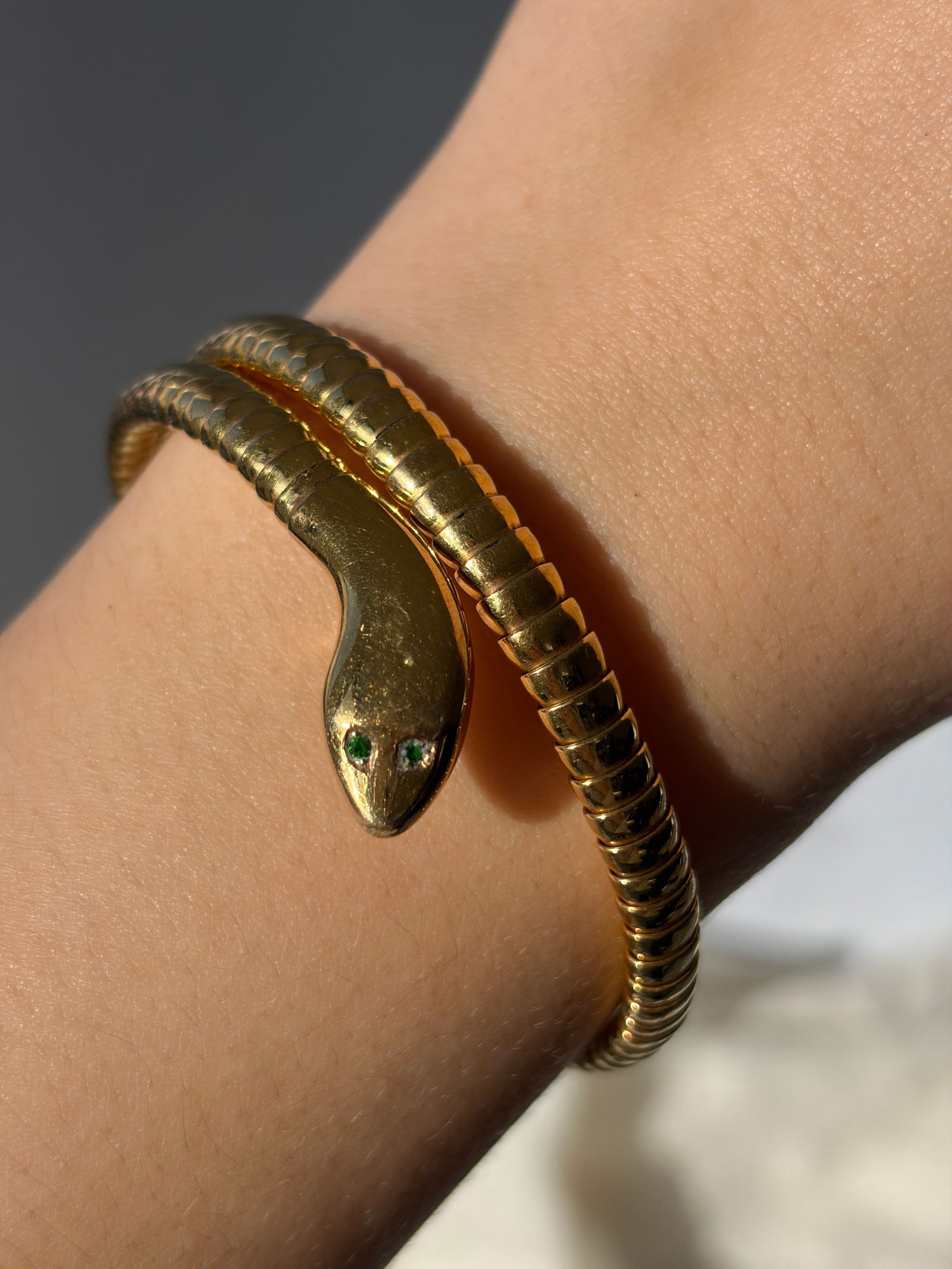 VINTAGE 9CT YELLOW GOLD COILED SNAKE BANGLE BRACELET WITH GREEN PASTE EYES - 3