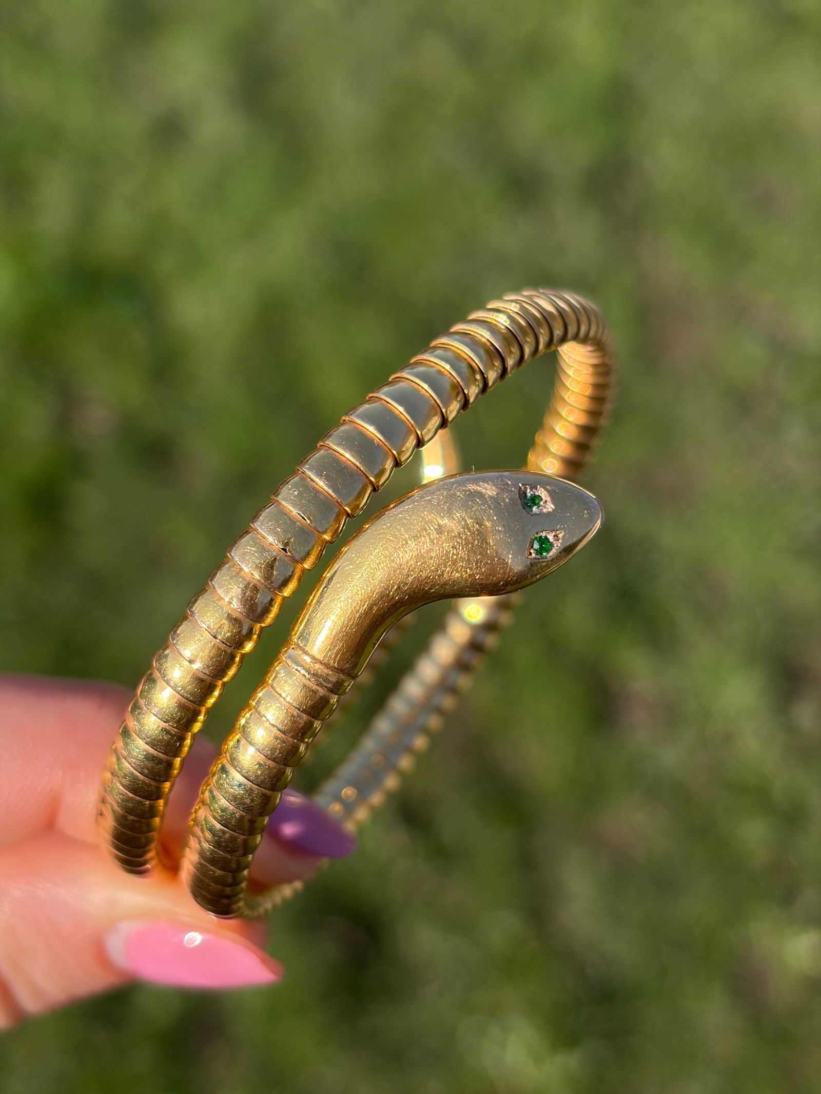 VINTAGE 9CT YELLOW GOLD COILED SNAKE BANGLE BRACELET WITH GREEN PASTE EYES - 4