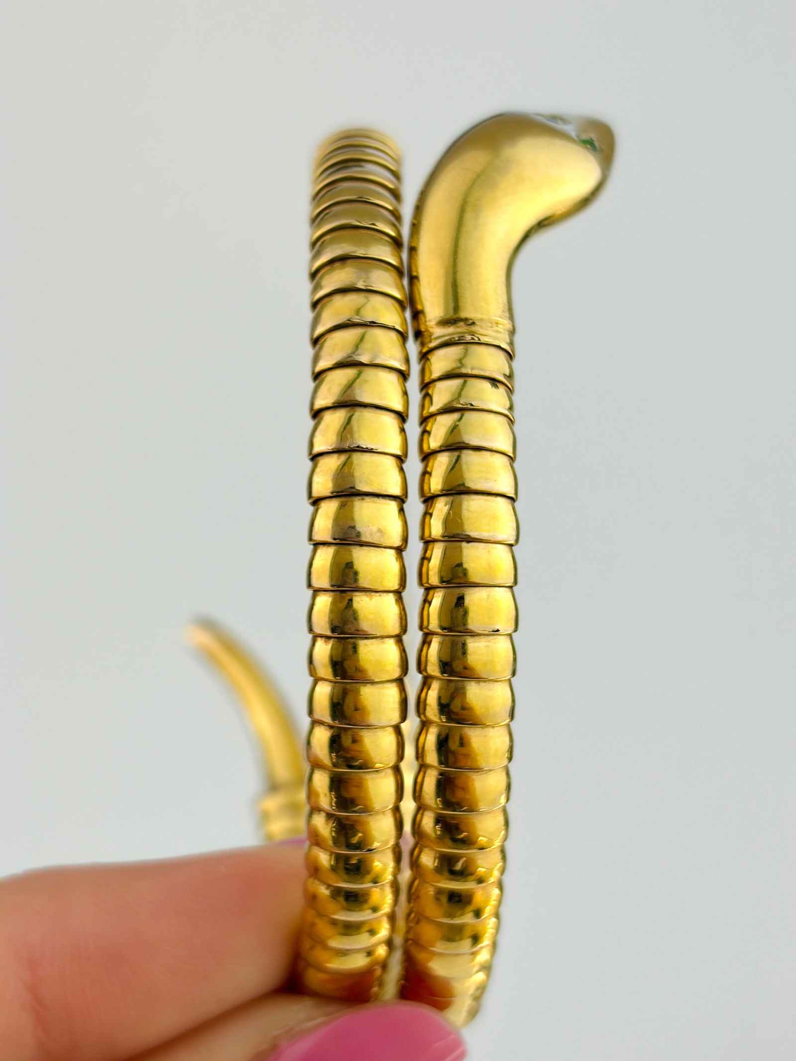 VINTAGE 9CT YELLOW GOLD COILED SNAKE BANGLE BRACELET WITH GREEN PASTE EYES - 6