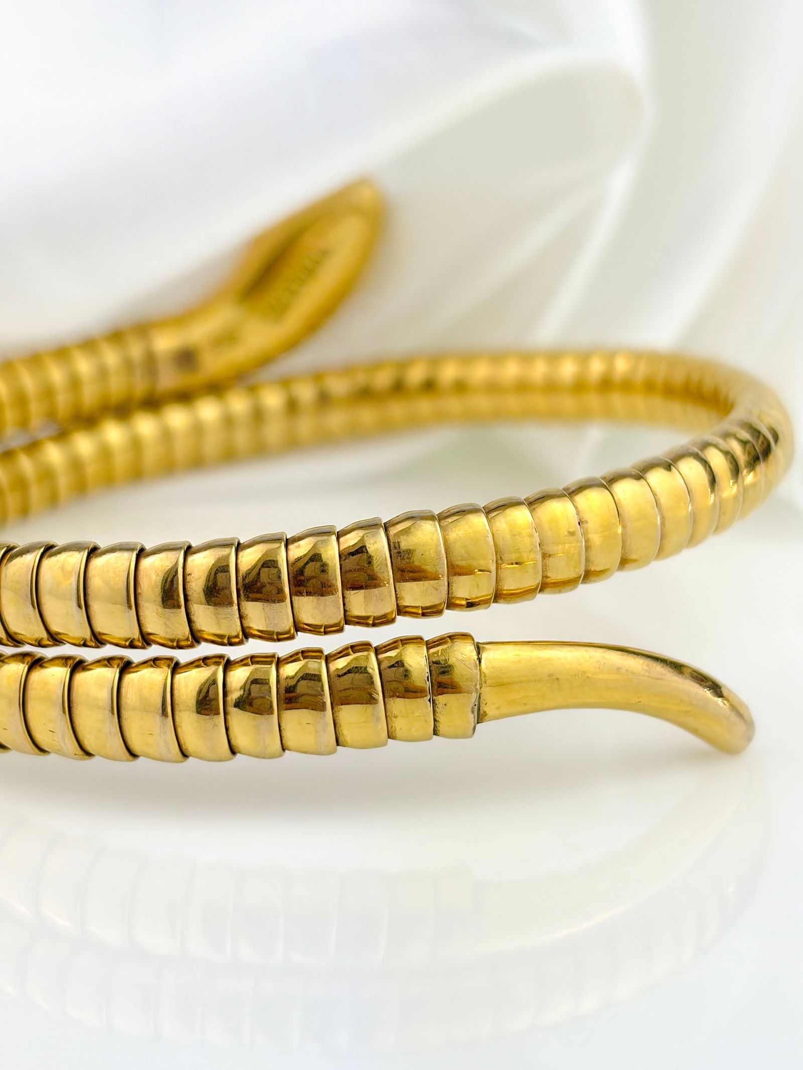 VINTAGE 9CT YELLOW GOLD COILED SNAKE BANGLE BRACELET WITH GREEN PASTE EYES - 7