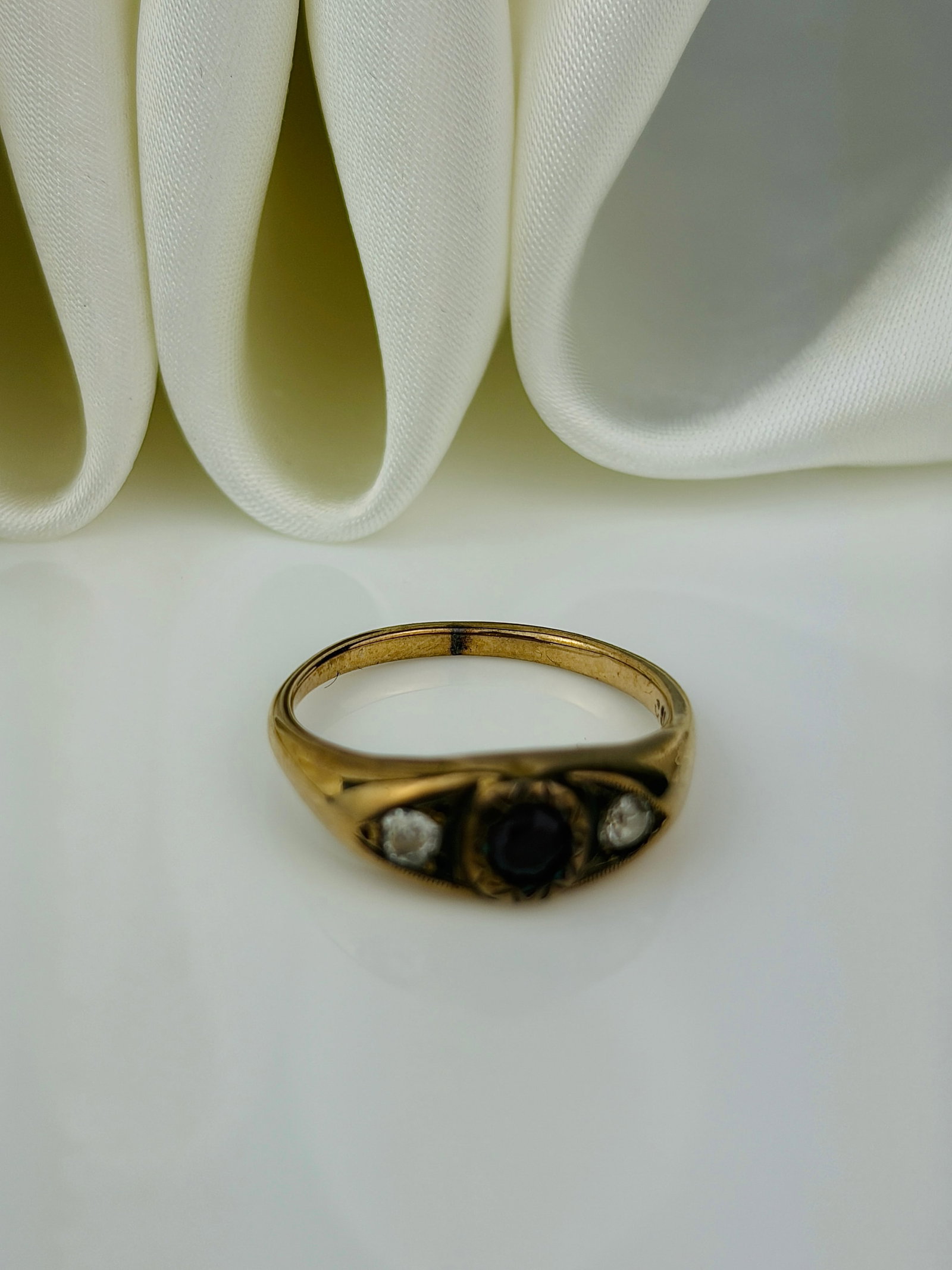 heavy 18ct yellow gold ruby and diamond 3 stone ring - 4