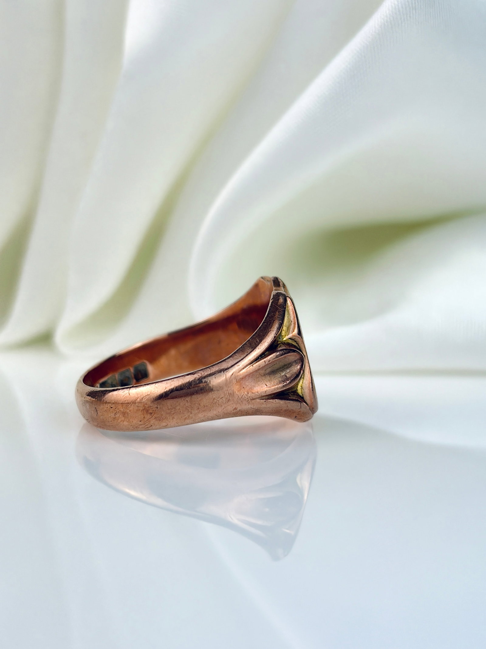 ANTIQUE 9CT ROSE GOLD ENGRAVED 'IC' SHIELD SIGNET RING - 2