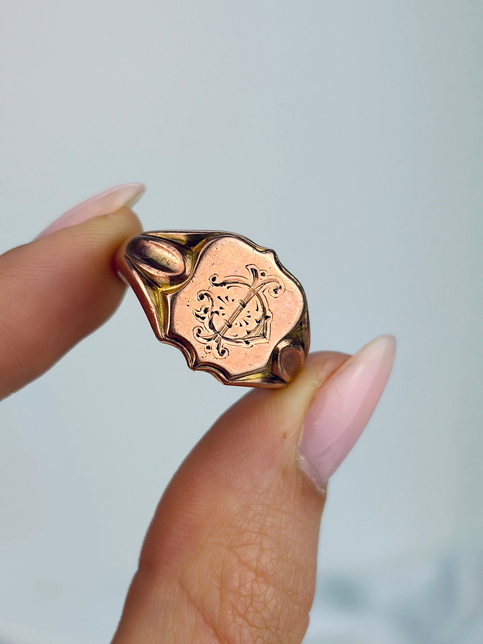 ANTIQUE 9CT ROSE GOLD ENGRAVED 'IC' SHIELD SIGNET RING - 5