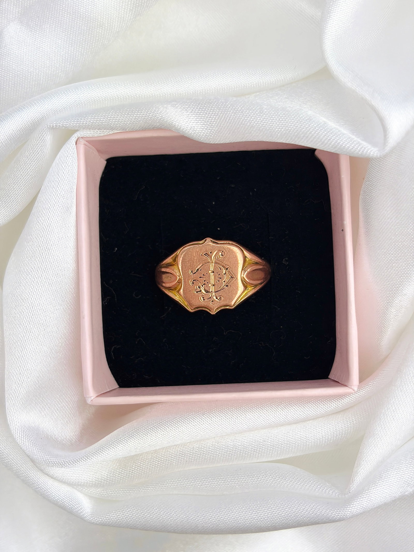 ANTIQUE 9CT ROSE GOLD ENGRAVED 'IC' SHIELD SIGNET RING - 9