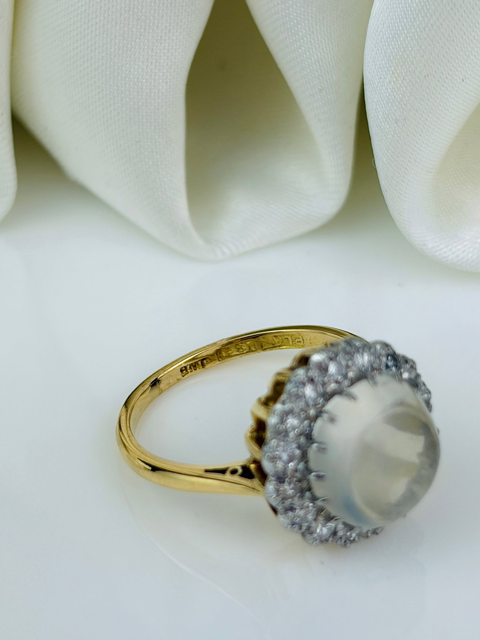 Art Deco Diamond and Moonstone 18 Carat Gold and Platinum Ring - 4