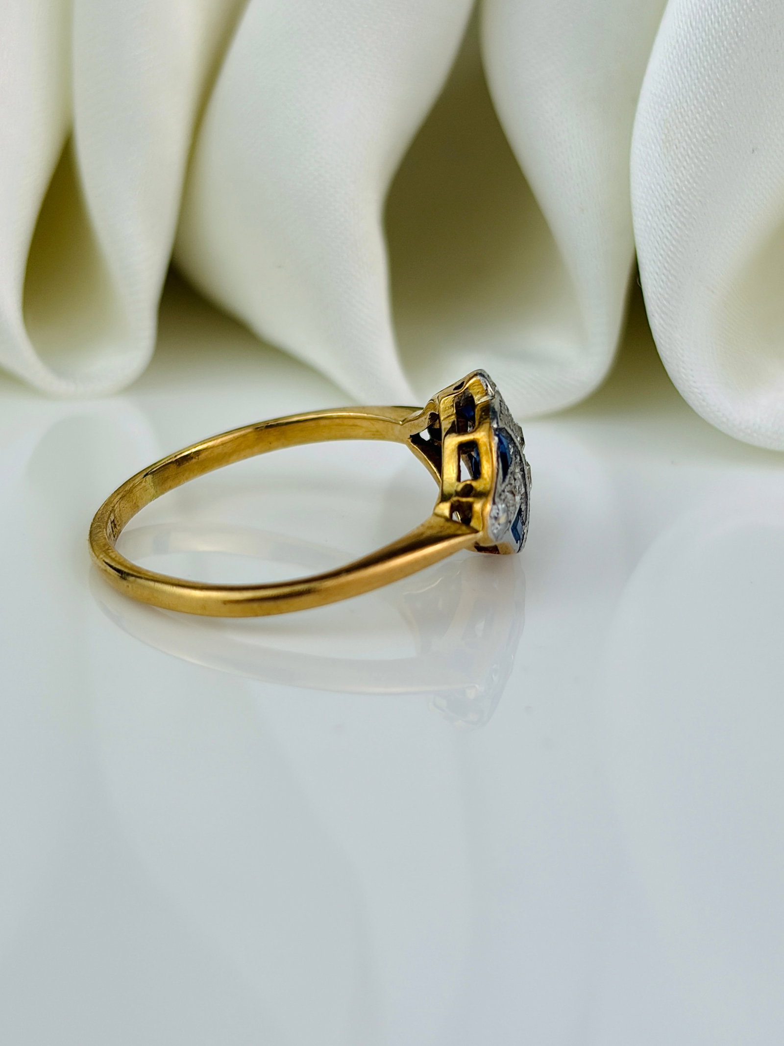 Sweet Art Deco Sapphire and Diamond 18 Carat Gold and Platinum Ring - 2