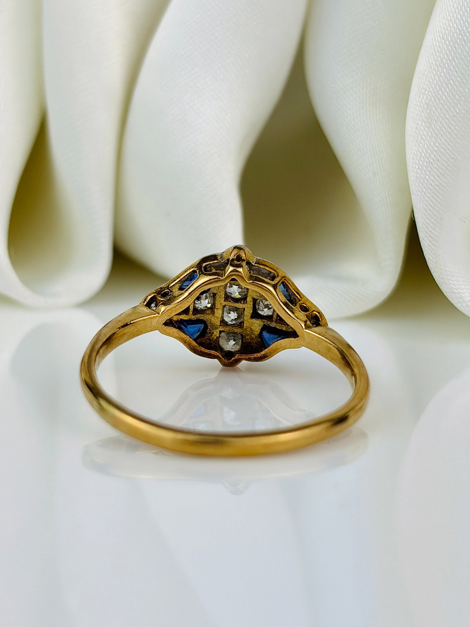 Sweet Art Deco Sapphire and Diamond 18 Carat Gold and Platinum Ring - 3