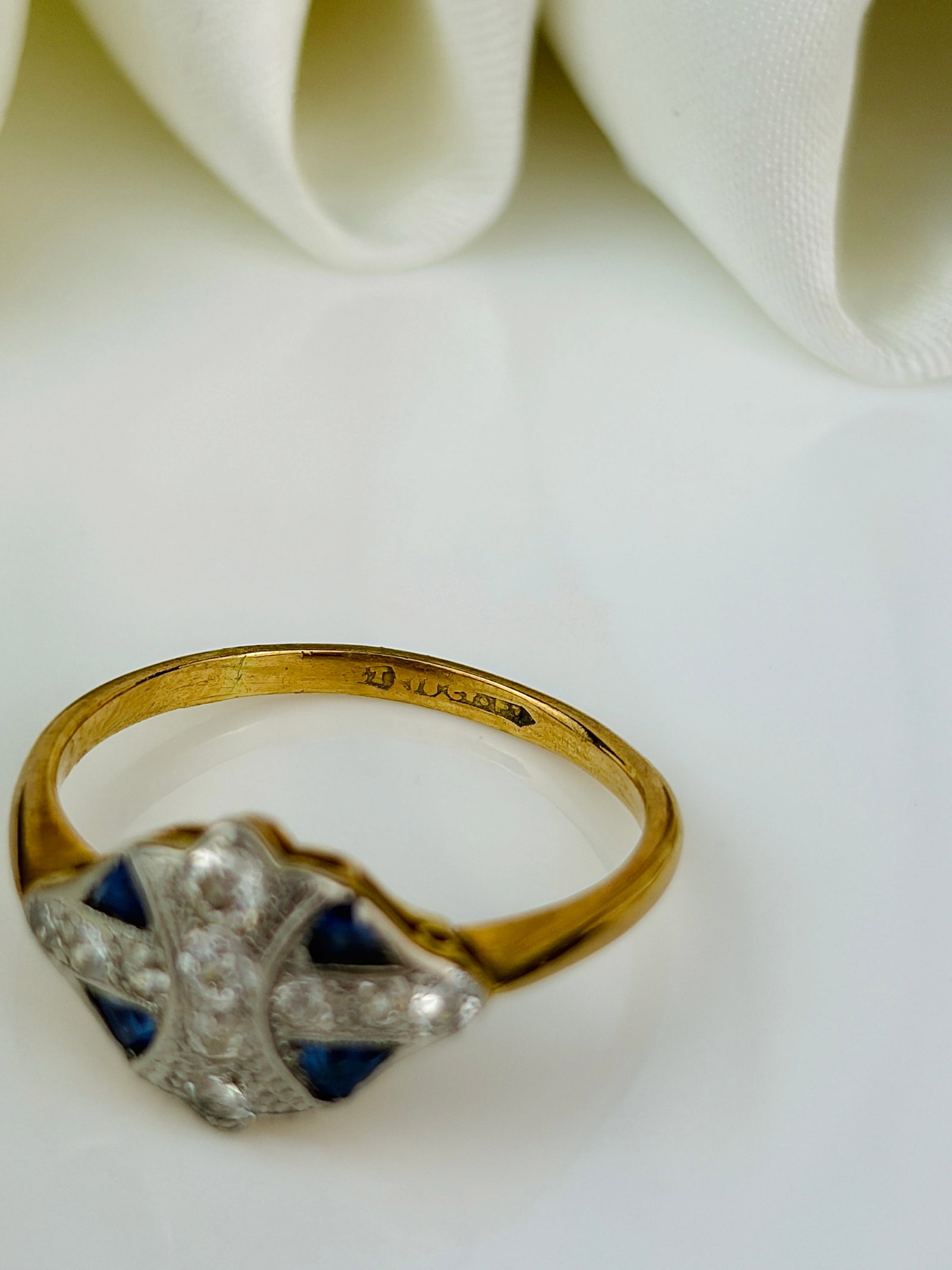 Sweet Art Deco Sapphire and Diamond 18 Carat Gold and Platinum Ring - 4