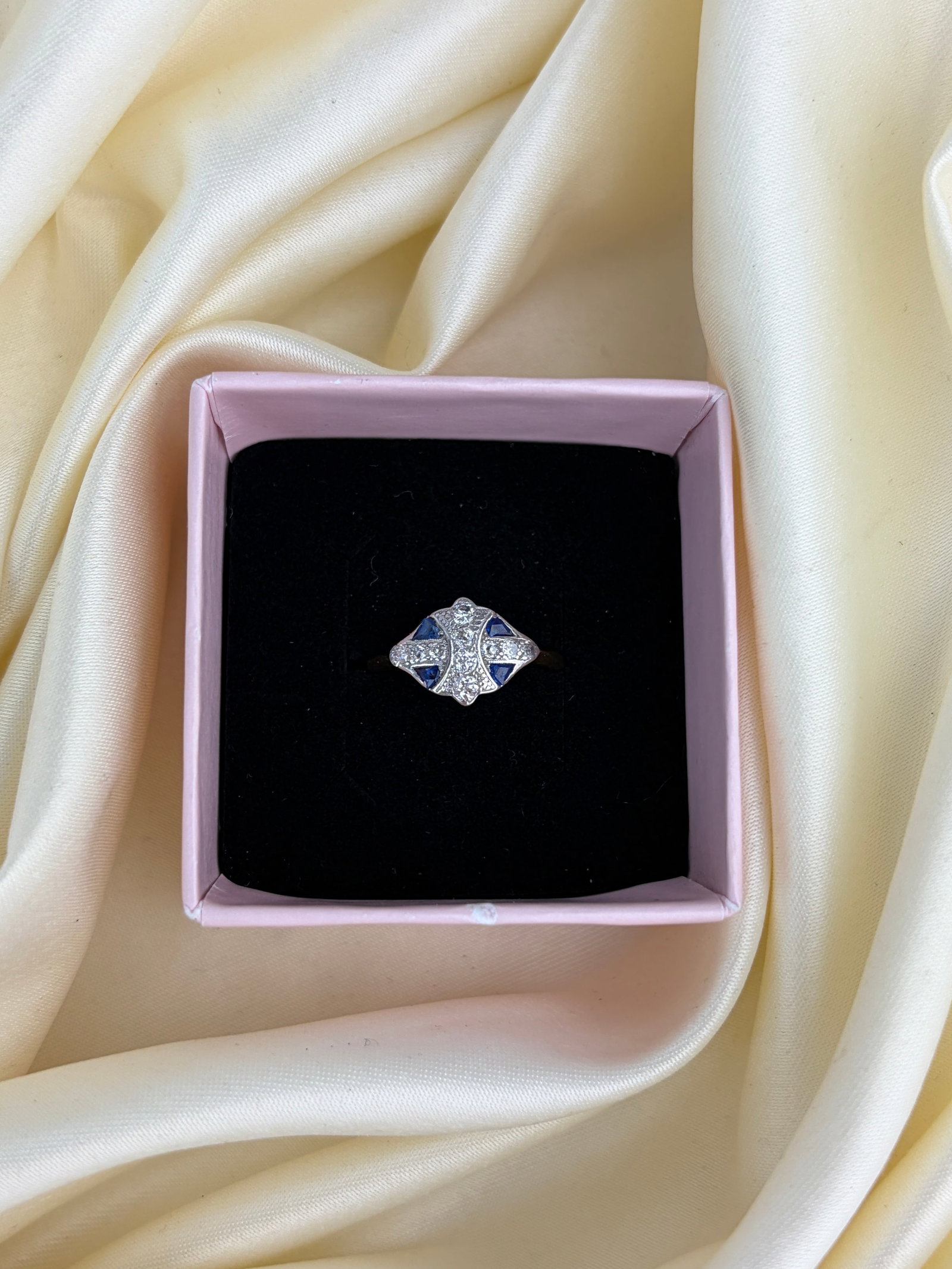 Sweet Art Deco Sapphire and Diamond 18 Carat Gold and Platinum Ring - 7