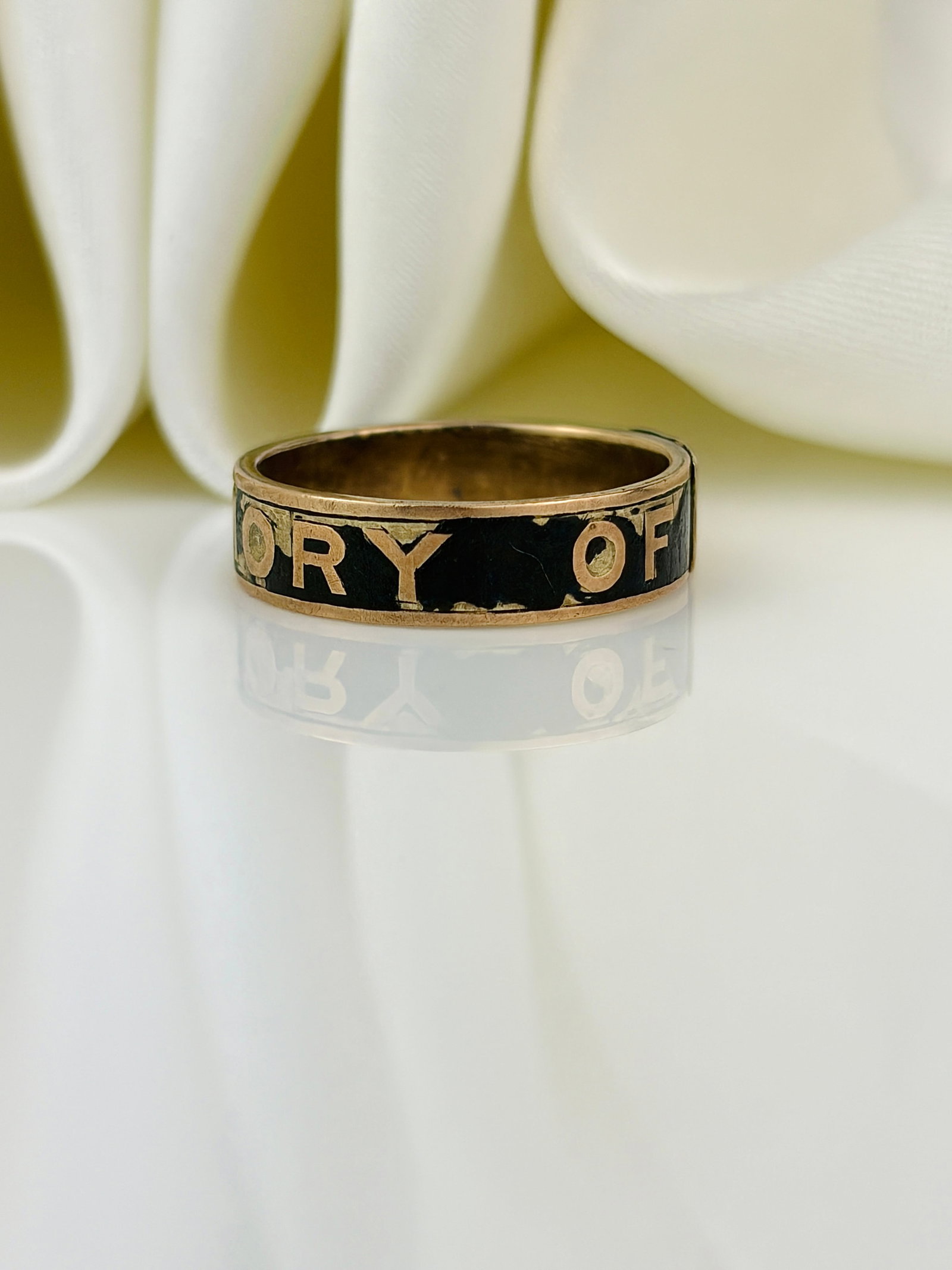 antique black enamel 18ct yellow gold "in memory of band ring - 2