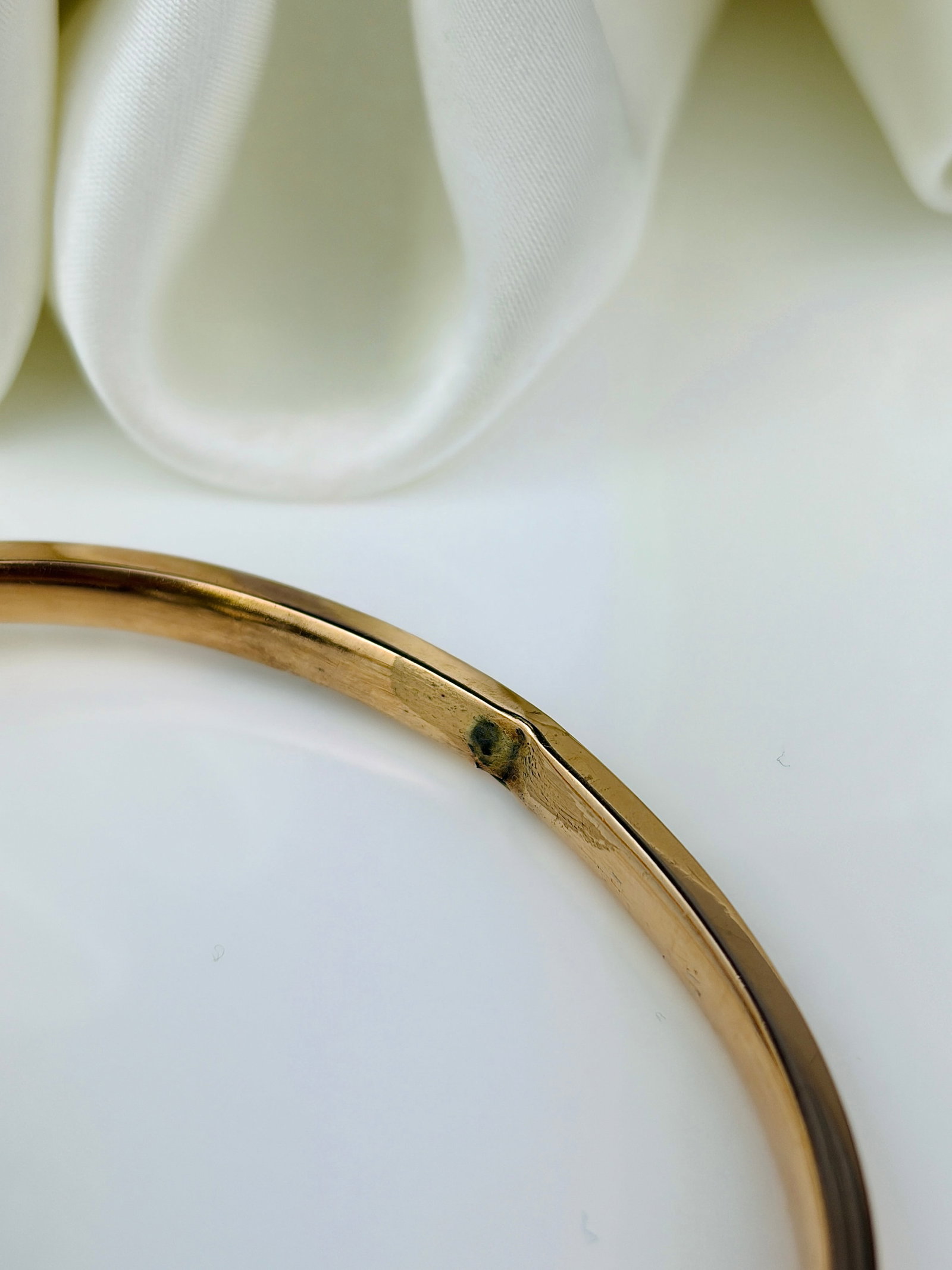 OUTSTANDING LARGE SIZED MOONSTONE AND DIAMOND DOUBLE HEART GOLD BANGLE IN ANTIQUE BOX - 5