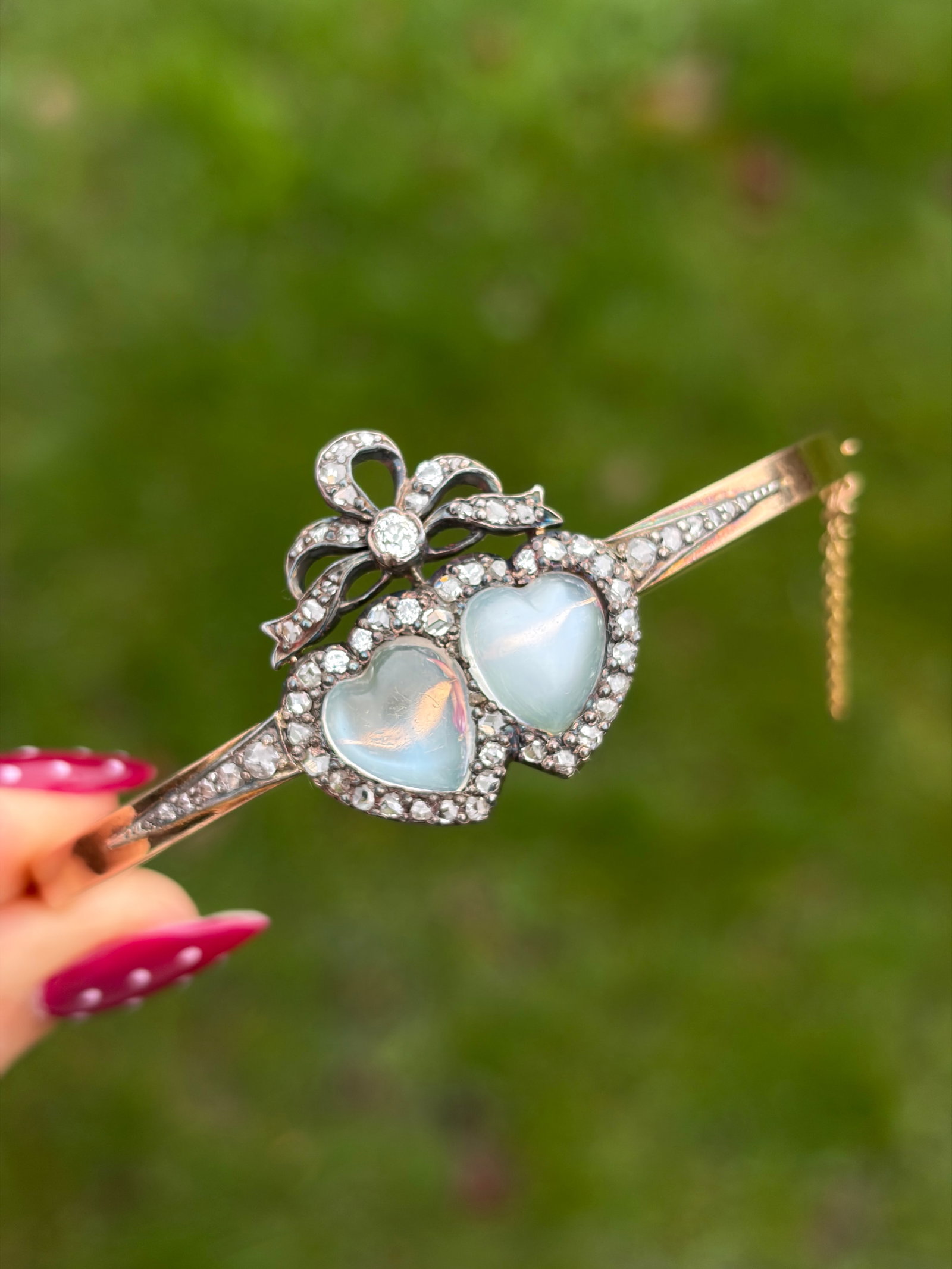 OUTSTANDING LARGE SIZED MOONSTONE AND DIAMOND DOUBLE HEART GOLD BANGLE IN ANTIQUE BOX - 9