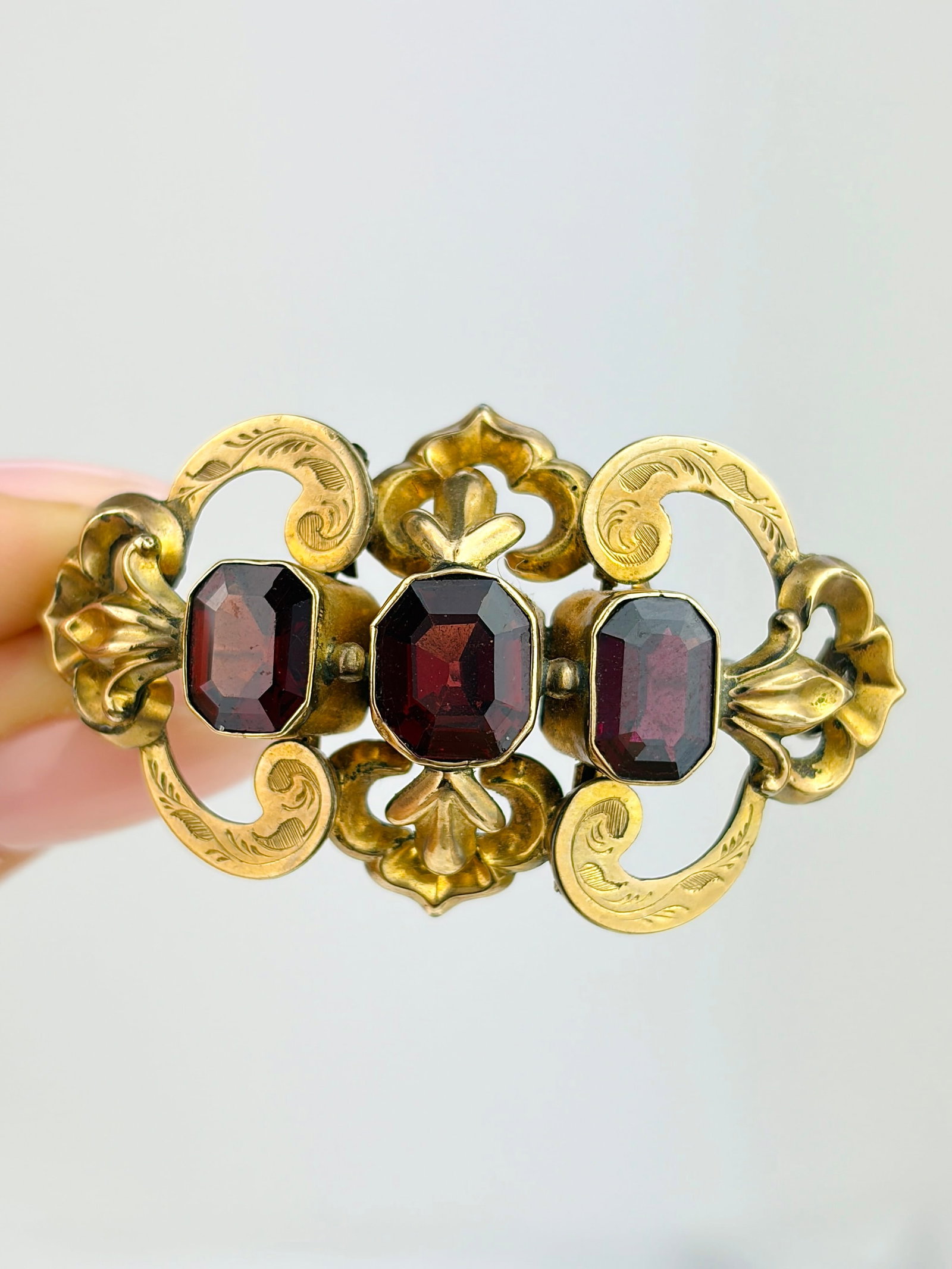 ANTIQUE 9CT YELLOW GOLD GARNET BROOCH: ANTIQUE 9CT YELLOW GOLD GARNET BROOCH Beautiful brooch! Weight: 8.4g Size: 24x42mm Materials: 9ct gold Hallmarks: None present Condition: Very good overall condition. Some