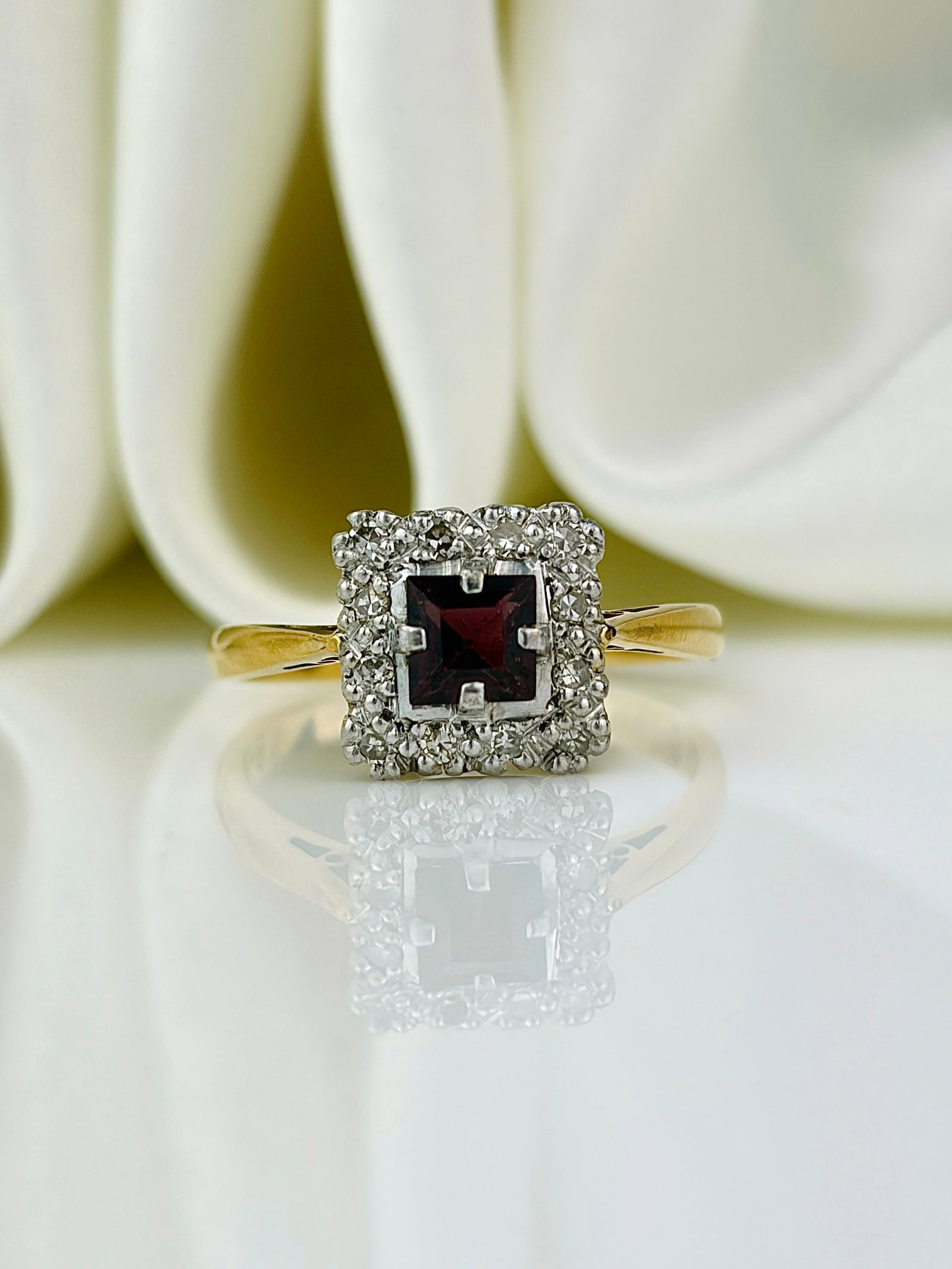 vintage 18ct yellow gold and platinum diamond and garnet square ring: vintage 18ct yellow gold and platinum diamond and garnet square ring Beautiful bright red garnet! Weight: 3.75g Size: UK P, US 8, Face of ring 9x9mm, height off finger 5mm Materials: