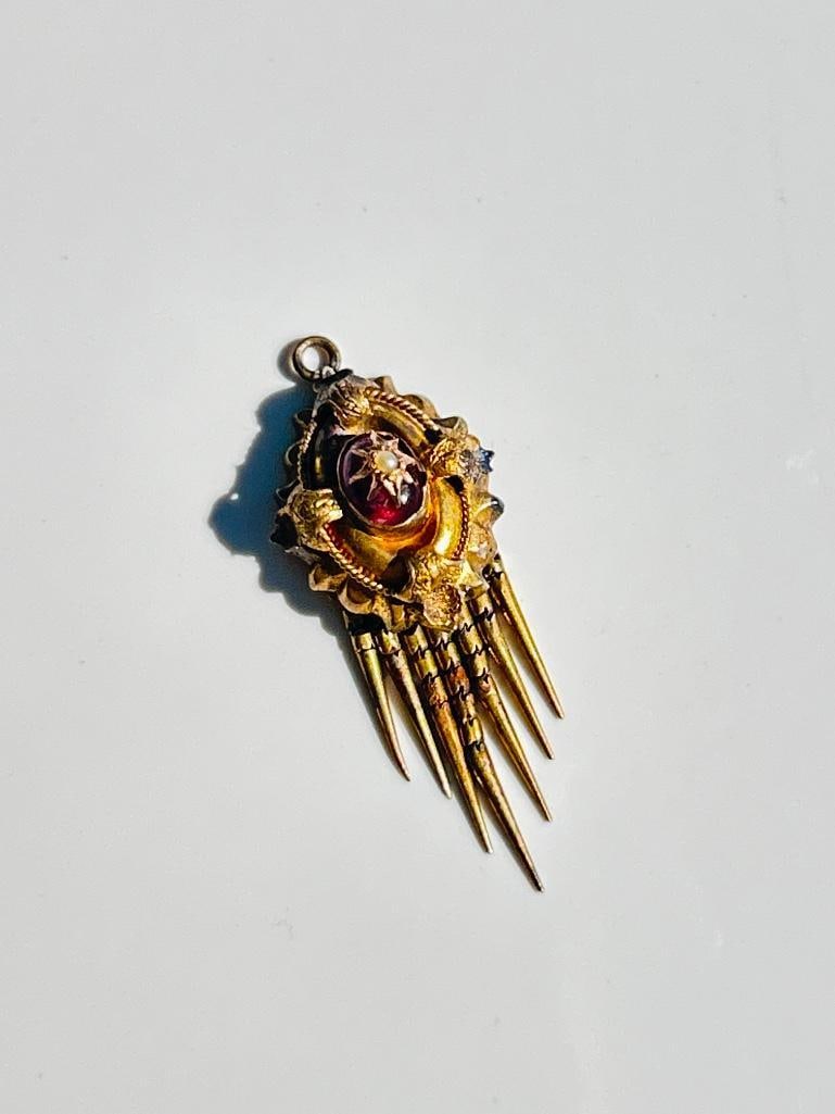 Victorian era antique 9CT yellow gold Pearl starburst fringe pendant: Victorian era antique 9CT yellow gold Pearl starburst fringe pendant sweet and delightful Measurements size 40mm x 15mm weight 2.32g materials 9ct yellow gold and pearl uzz